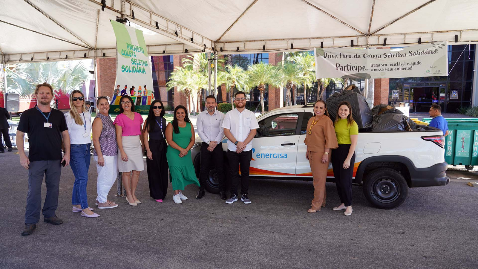 Equipe do TJTO recepciona doador de resíduo sob a tenda do 4º Drive-Thru de Coleta Seletiva Solidária