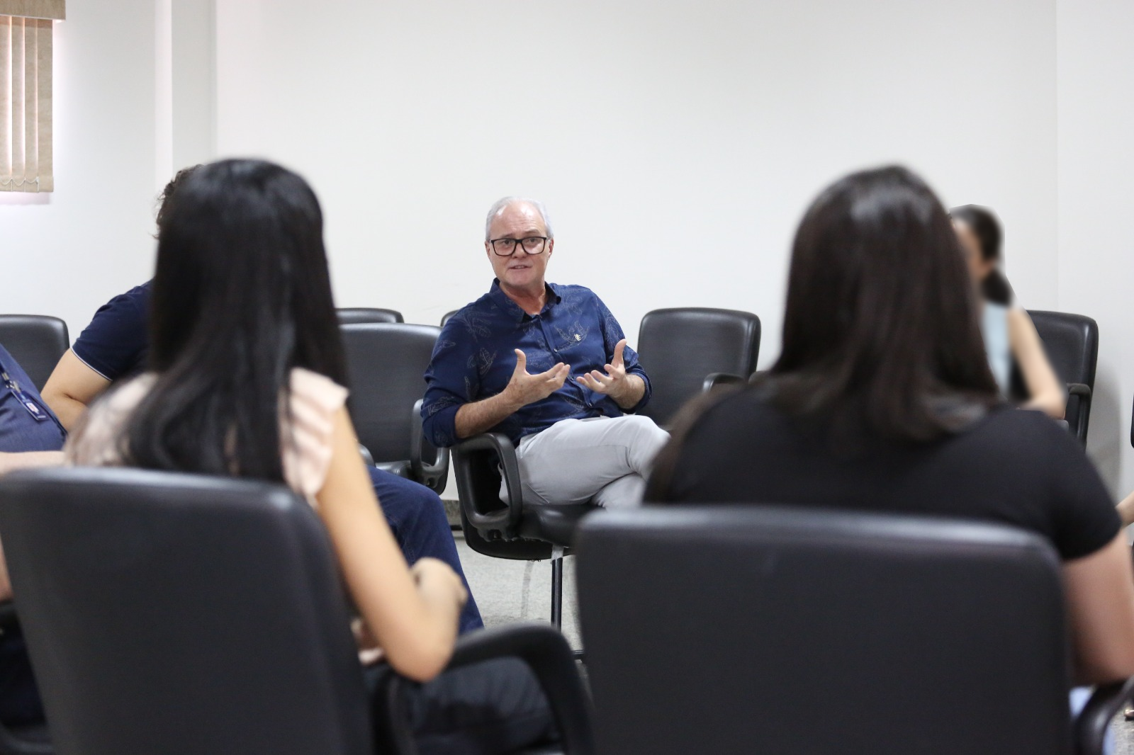 Servidores de Porto Nacional participam de roda de conversa sobre saúde mental com o psicólogo Sérgio Baggio e o psiquiatra Wordney Carvalho Camarço, ambos integrantes do NAPsi