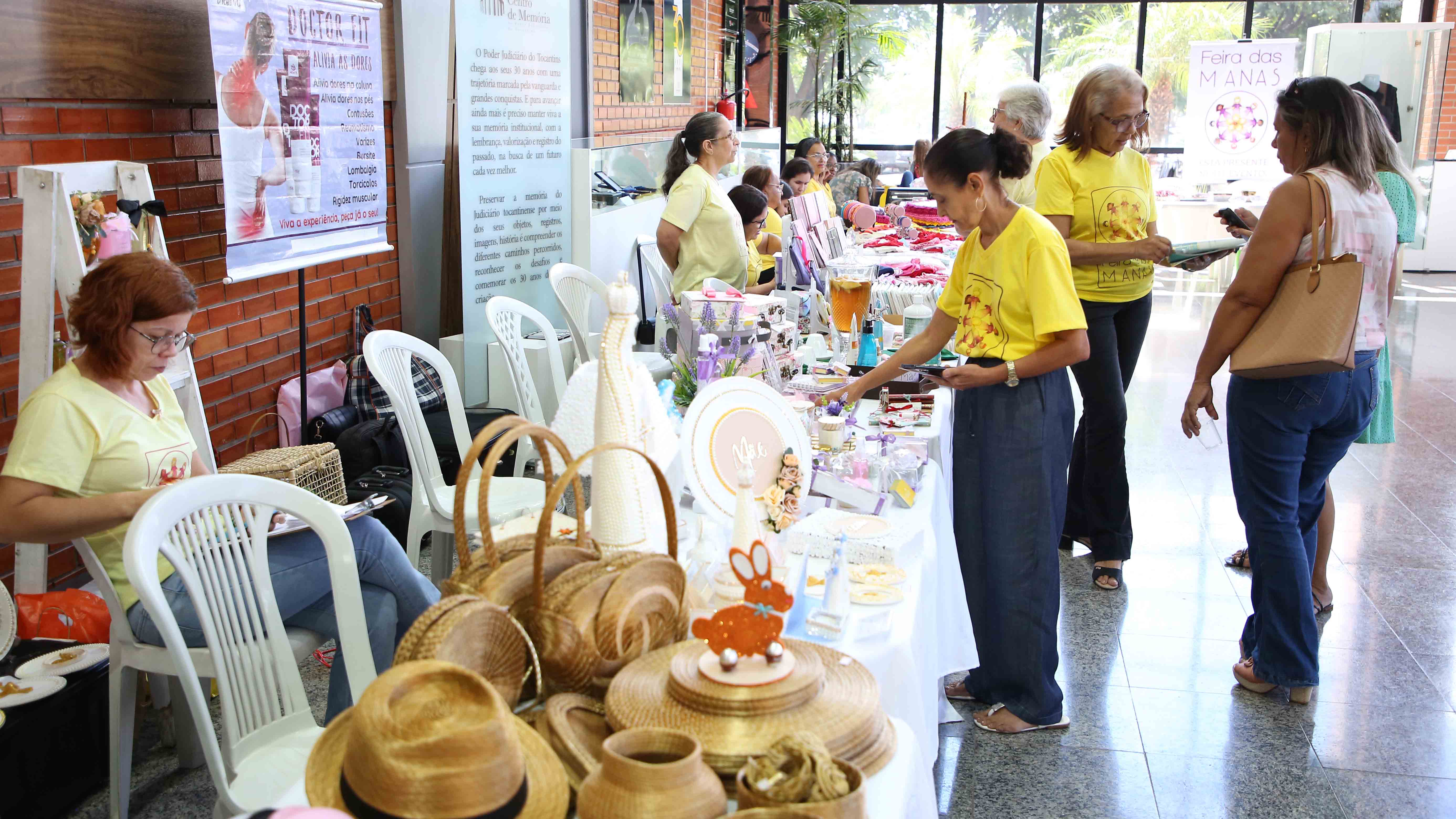 mulheres comercializam produtos no hall de entrada do TJTO