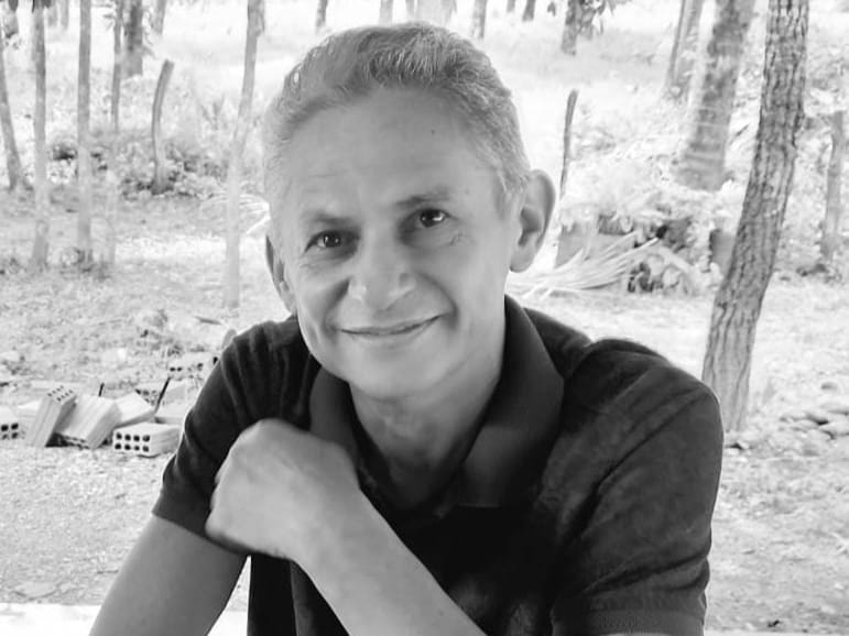 Imagem em preto e branco de homem pardo, magro e cabelos grisalhos