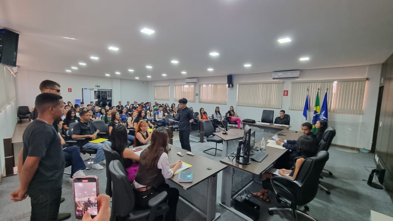 Estudantes de escola de Cristalândia simulam julgamento de caso no Fórum 