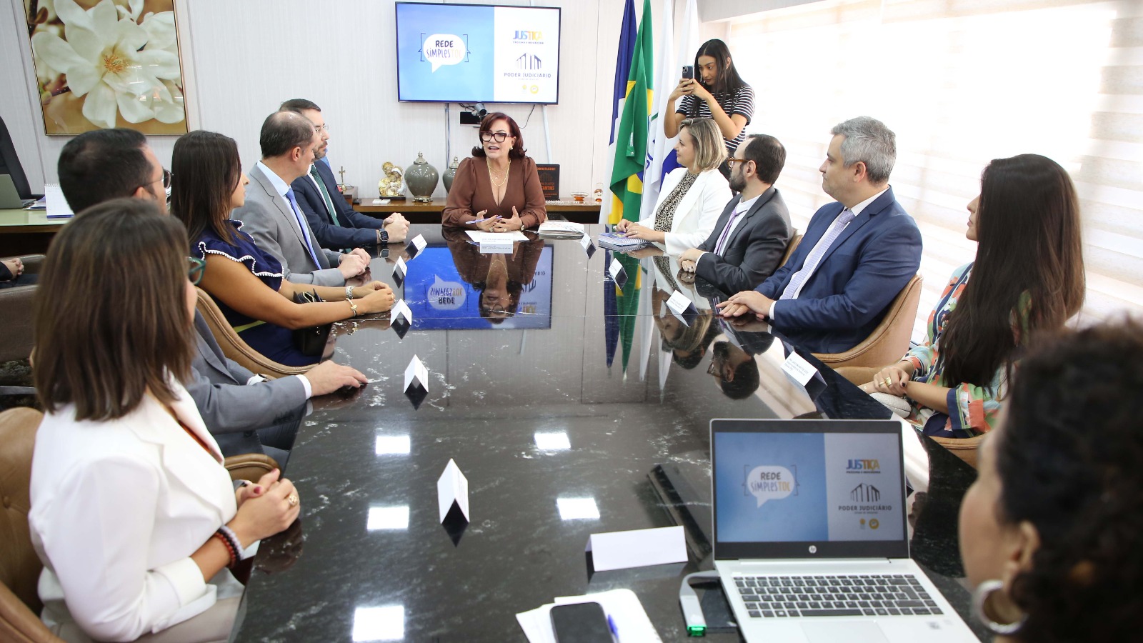 Presidente do TJ no centro da mesa, em reunião com os integrantes da Rede SimplesTOC