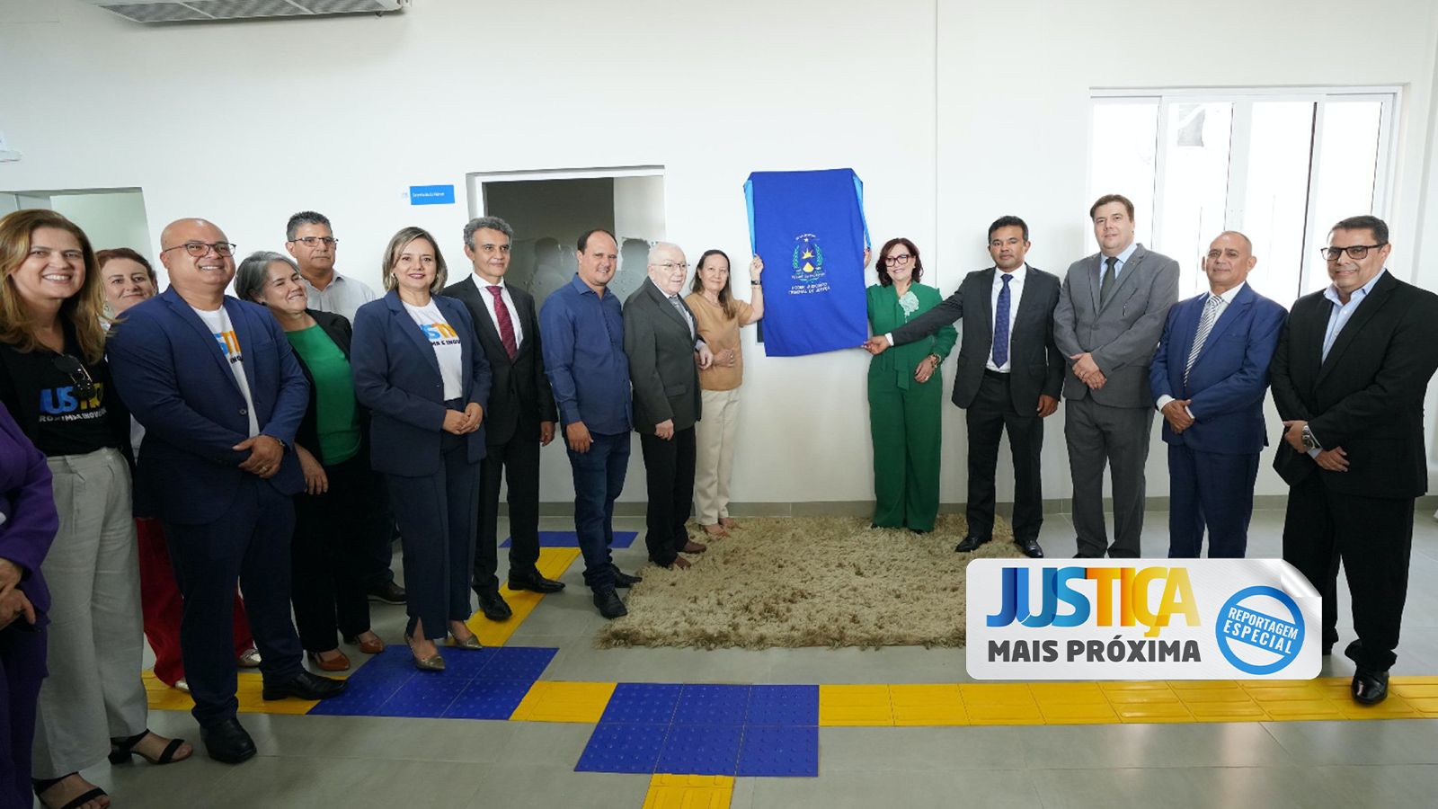 Presidente do TJTO, corregedora-geral da justiça, diretores e demais autoridades em pé durante descerramento da placa de inauguração do novo Fórum de Tocantinópolis