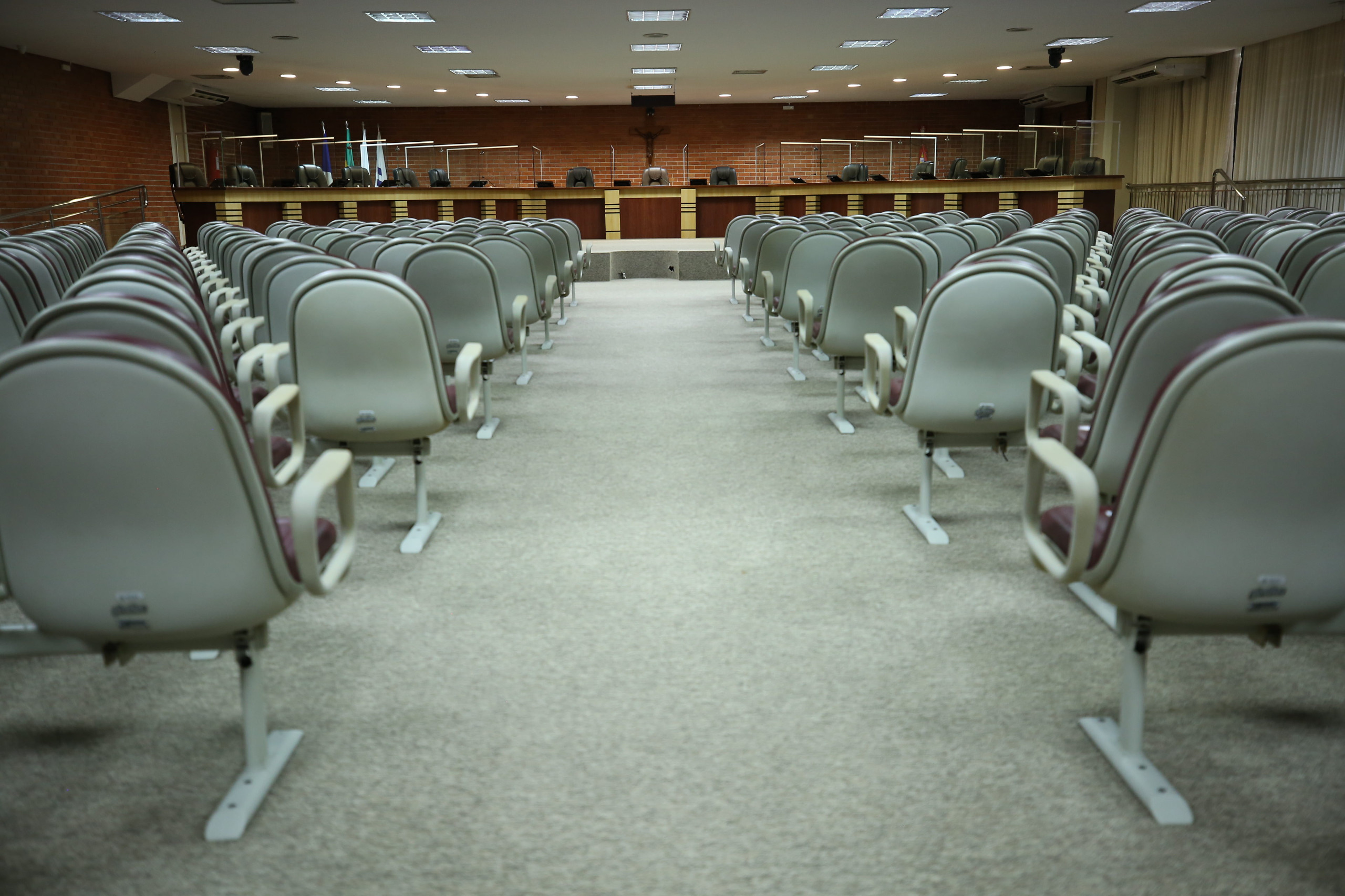 Foto mostra o Tribunal do Pleno do TJTO; o local está vazio