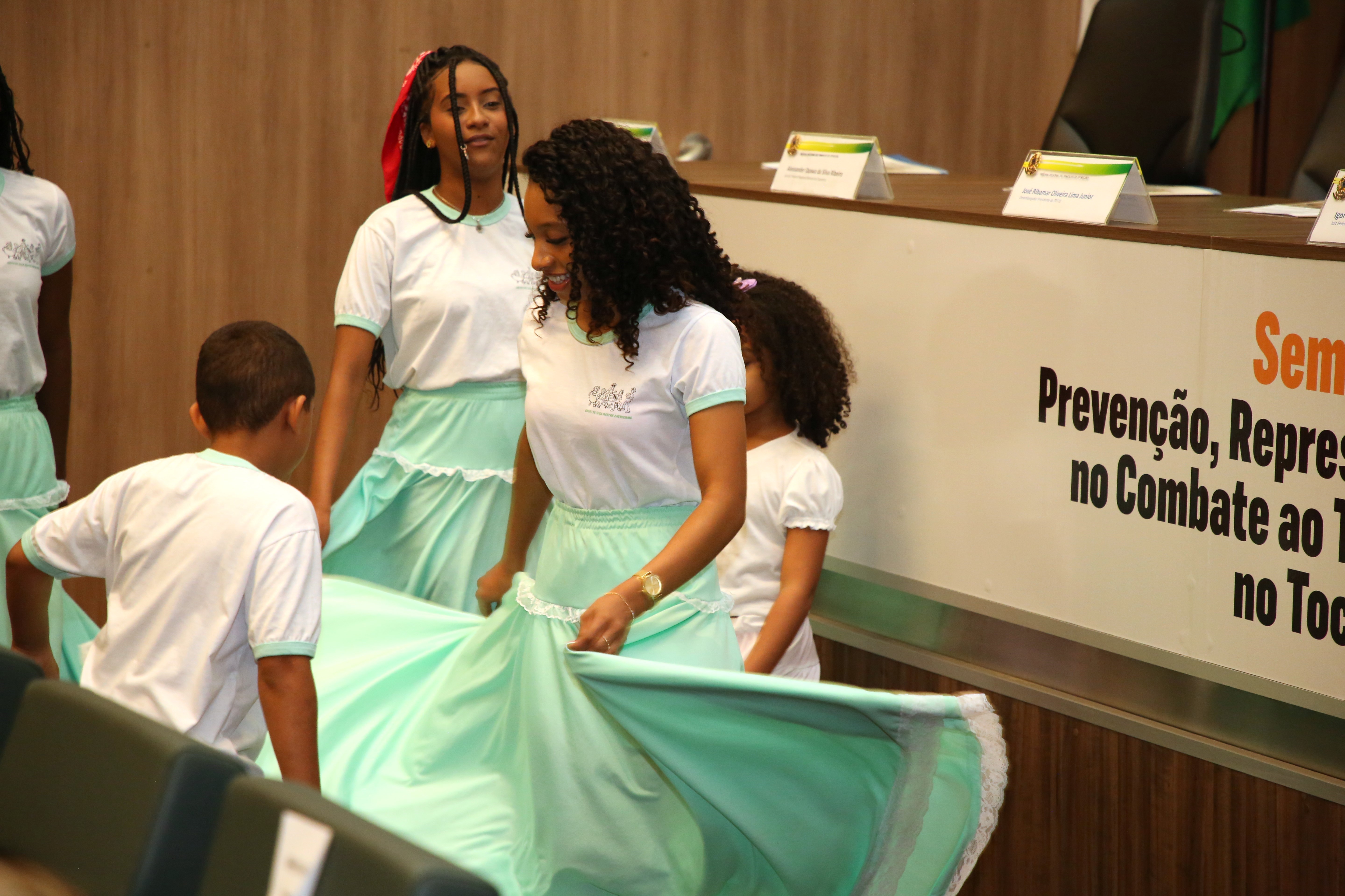 Fotografia colorida que mostra um casal dançando sússia.