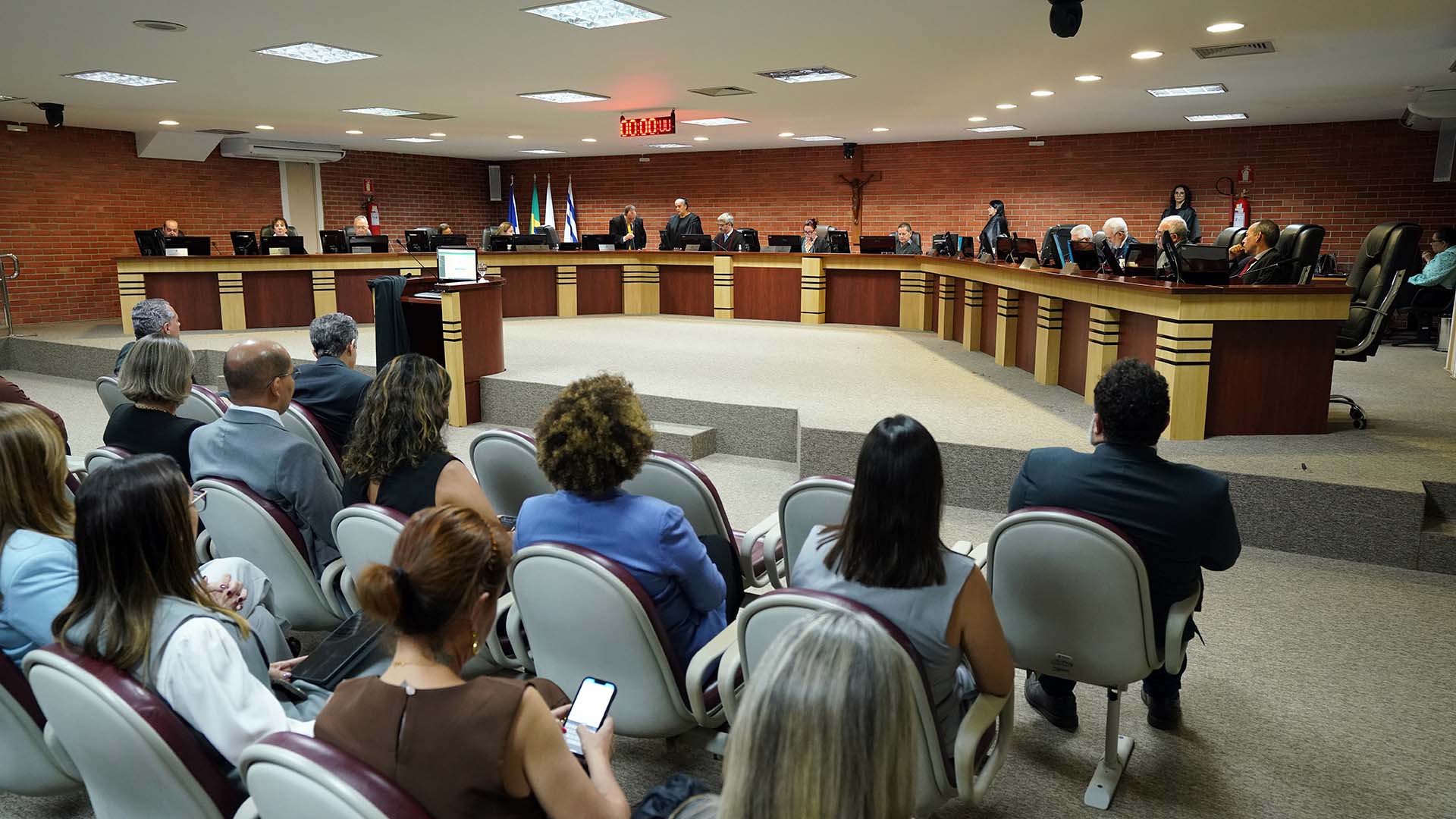 Homens e mulheres no auditório do Tribunal Pleno do TJTO