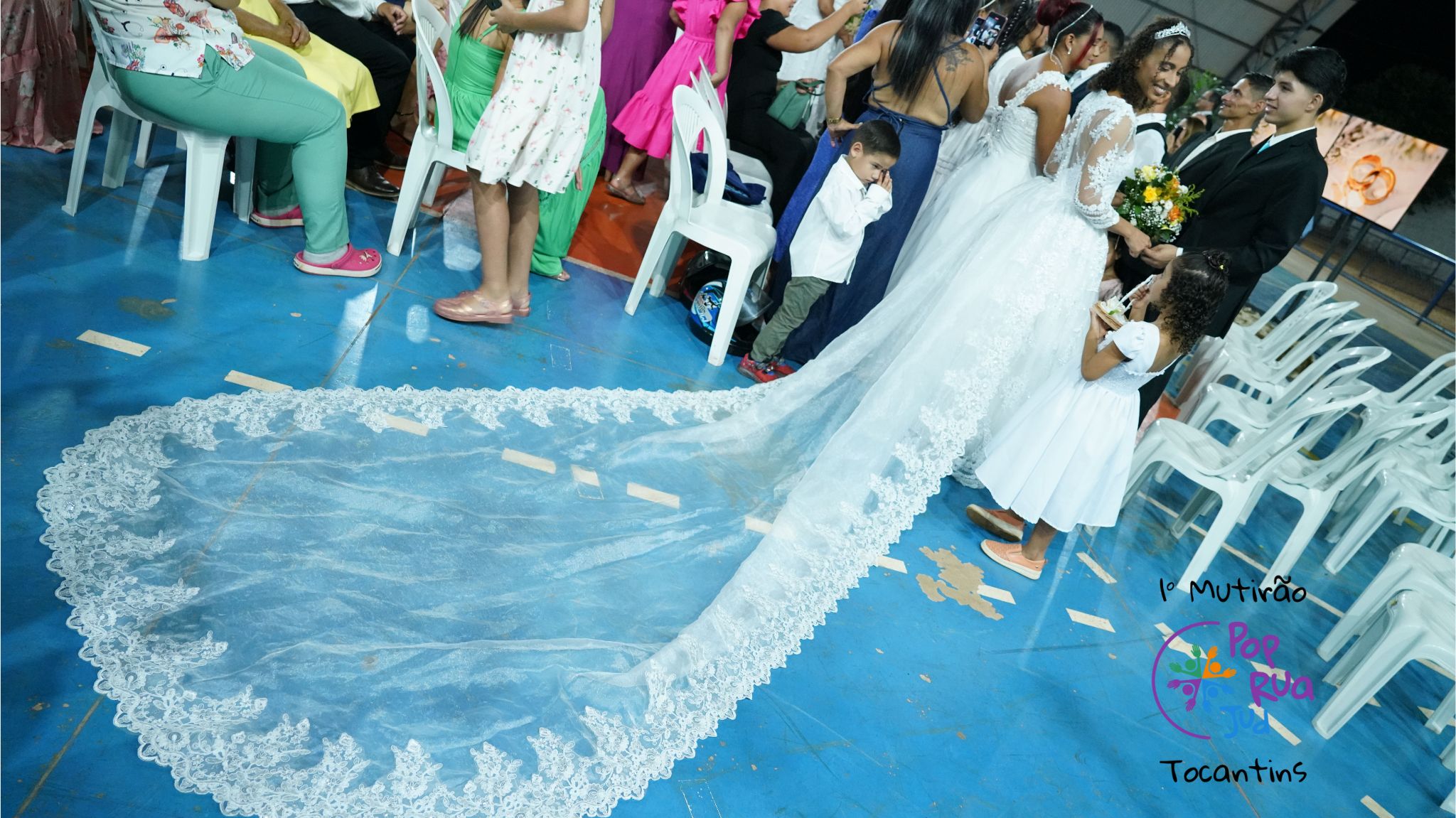 Noiva com vestido com cauda longa