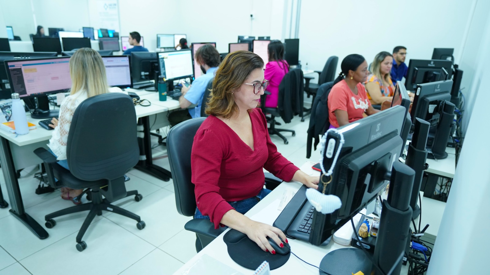 Fotografia colorida que mostra servidores do Nacom trabalhando