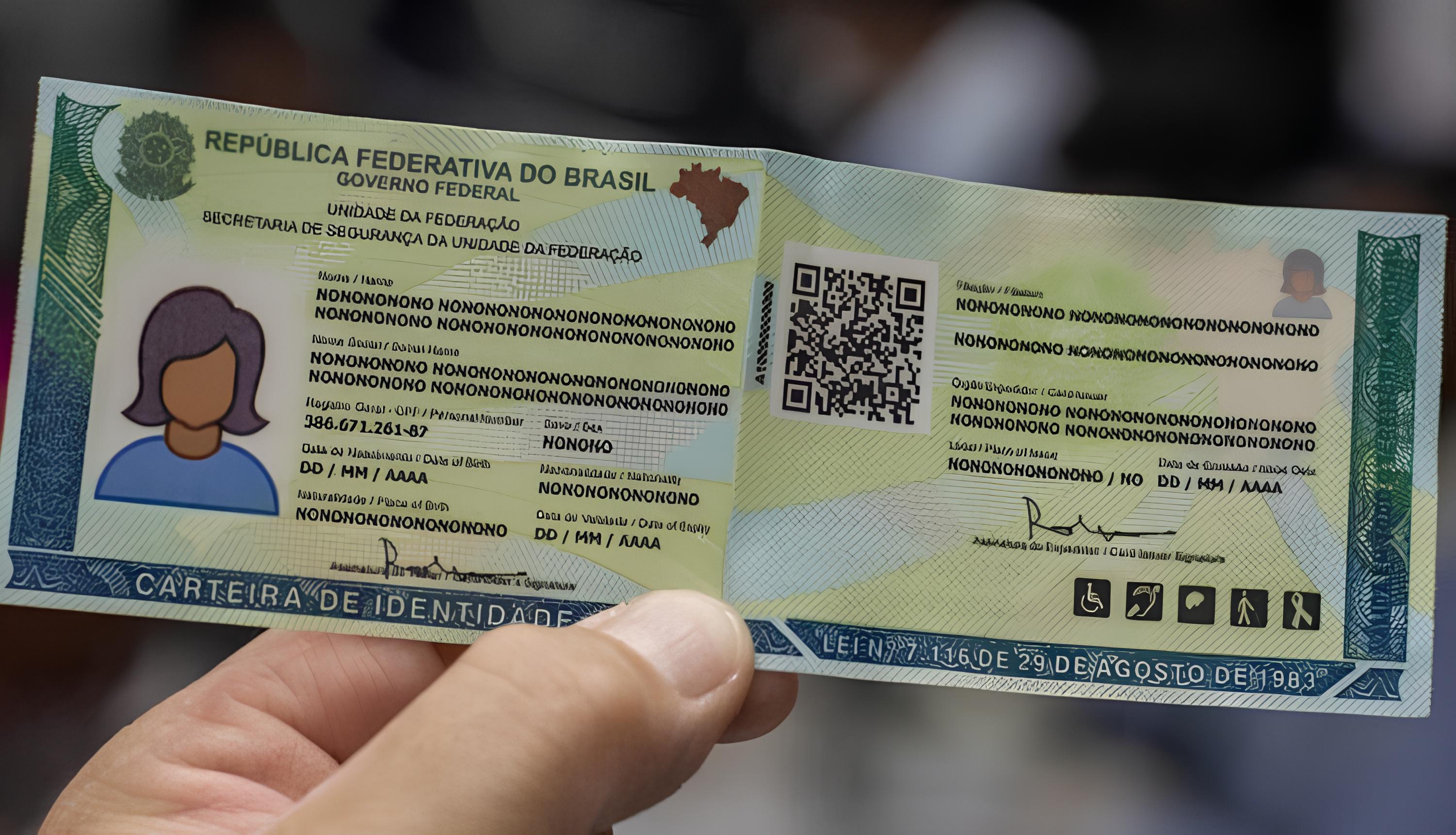 Mão segurando documento de identidade
