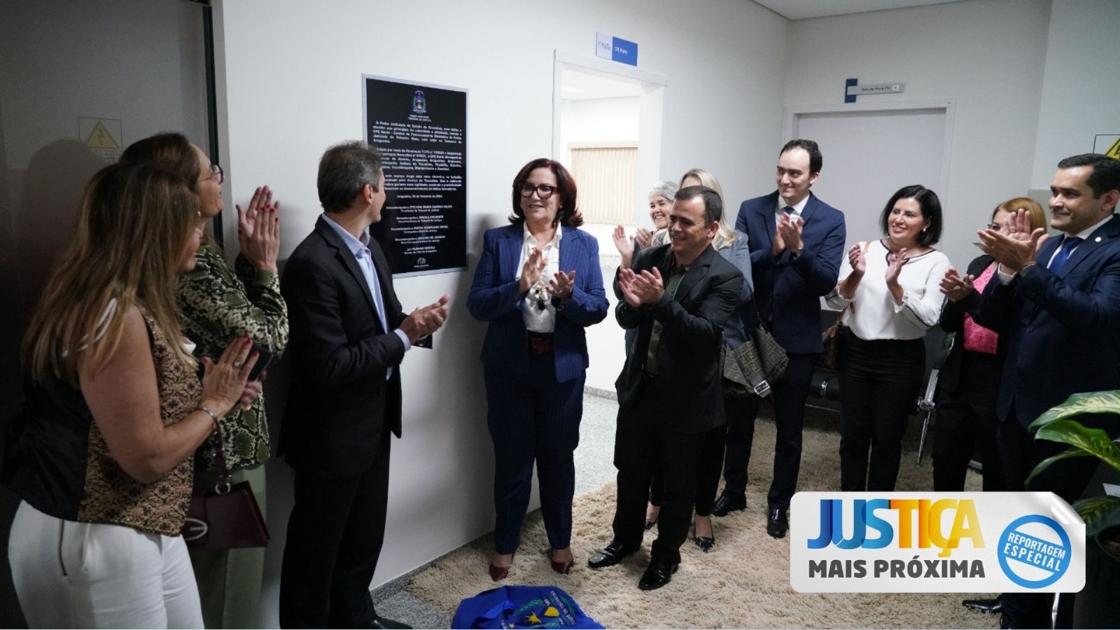presidente do TJTO ao centro, ao lado de uma placa inaugural, ao lado de magistrados e servidores, durante a inauguração da CPE Norte