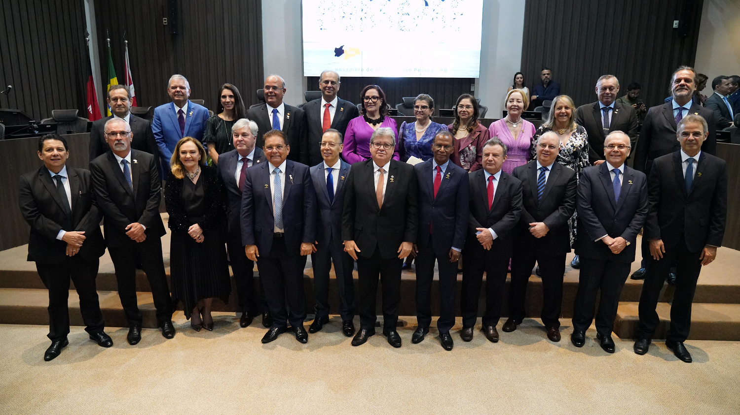 Presidentes dos tribunais de Justiça estão perfilados em pé no TJPB para abertura do 13º Consepre