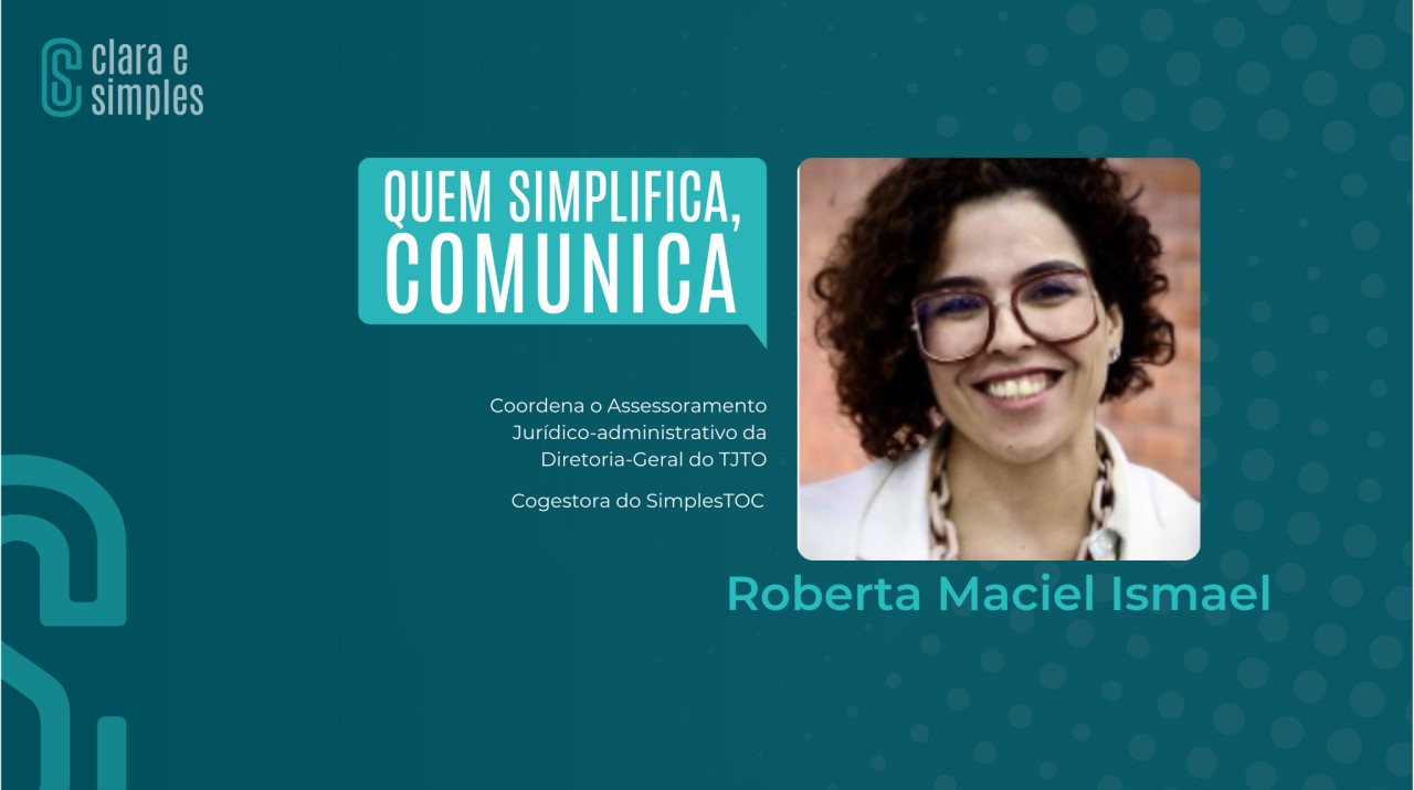 Imagem da agência Clara e Simples com a foto da idealizadora do projeto "SimplesTOC" sorrindo, de óculos, cabelo curto e roupa clara.