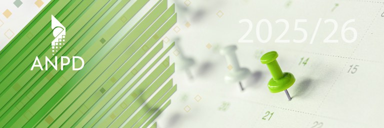 Imagem colorida (verde e branco) onde várias linhas verdes sobem na diagonal no lado esquerdo da imagem com os dizeres "ANPD", e do outro lado, dois pins, um verde e um branco, estão fixos em um calendário.  