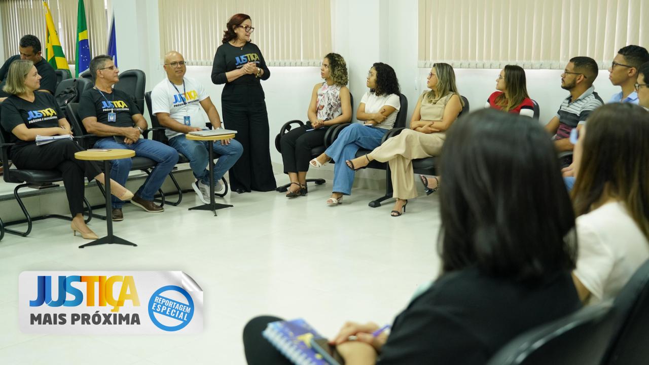 Grupo de pessoas em um ambiente bem iluminado, sentados em semi-círculo. No centro, a presidente do Tribunal de Justiça do Tocantins, Etelvina Maria Sampaio Felipe.