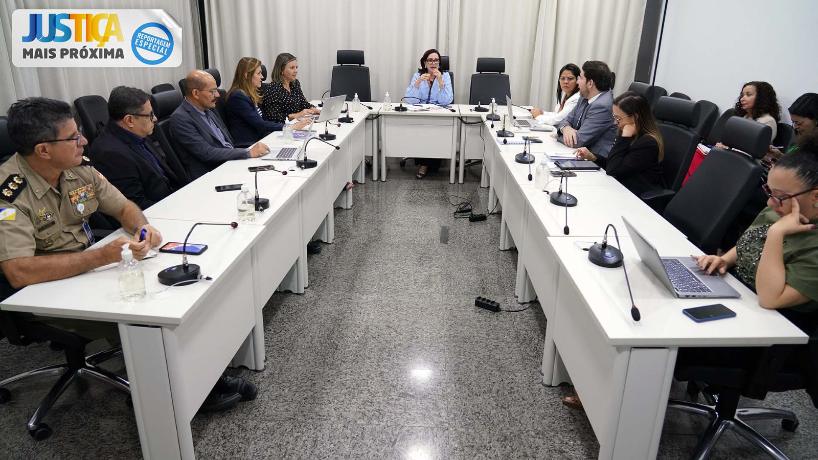 Em uma sala de reuniões, a presidente de TJTO, desembargadora Etelvina Sampaio, reunida com gestores para discutir as metas do plano de gestão; na imagem aparece uma mesa em forma de "u" onde todos estão sentados