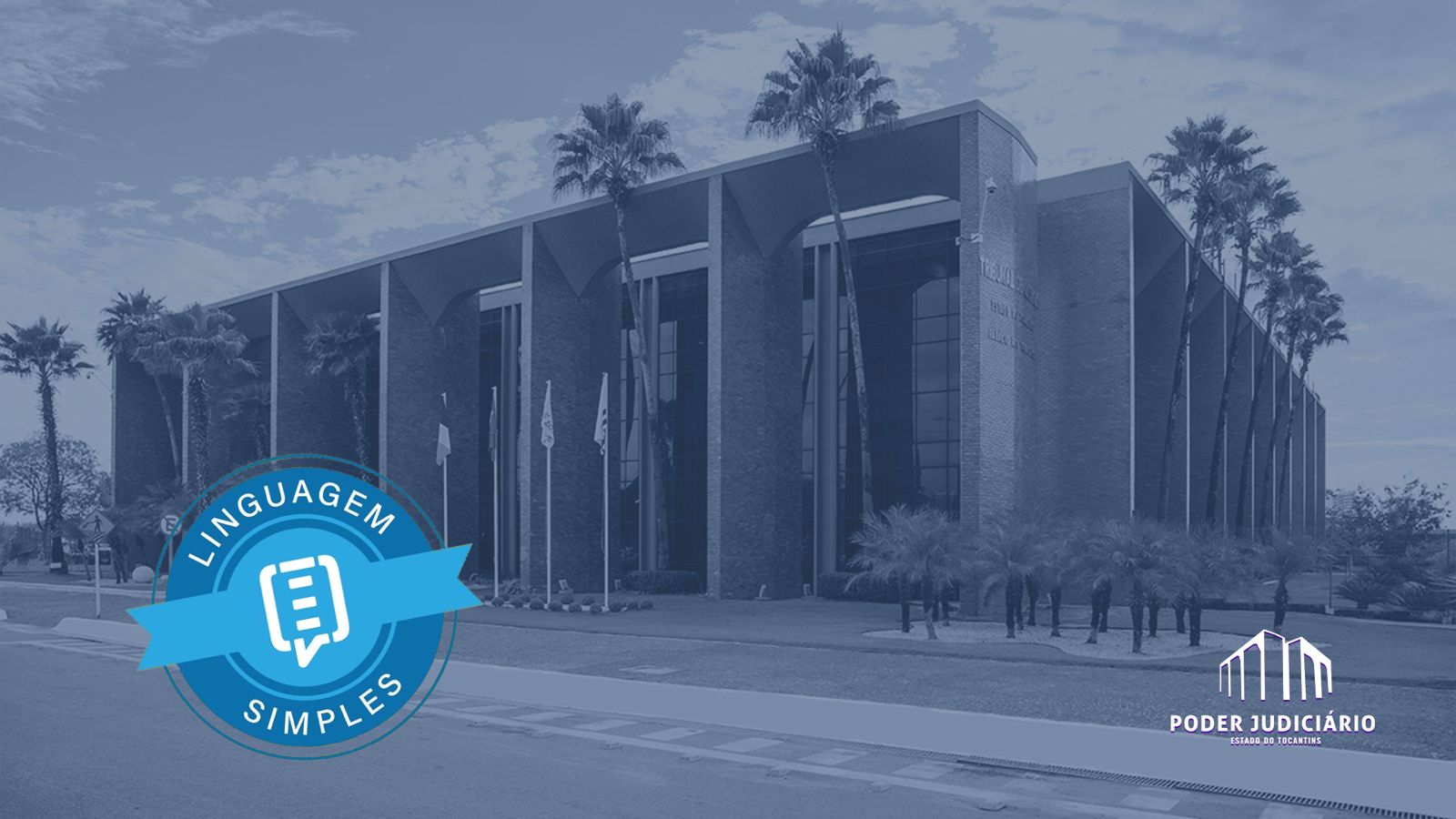 Imagem da fachado do prédio do TJTO ao fundo, em uma cor neutra, com o selo de linguagem simples azul à esquerda e a logo do Poder Judiciário do Tocantins à direita 
