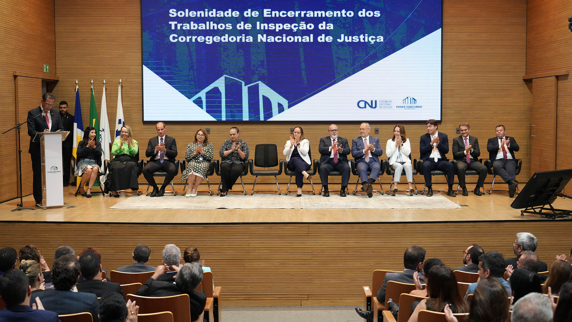 Imagem mostra auditório do TJTO lotado durante ato em que o corregedor nacional de justiça  Mauro Campbell Marques assina autorização para provimento de cargos de desembargador