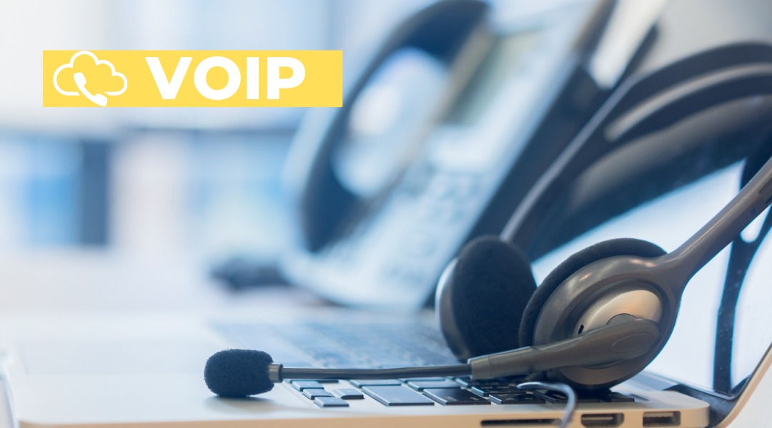 Imagem mostra um fone de ouvido em cima de um notebook; em amarelo está escrito a palavra Voip