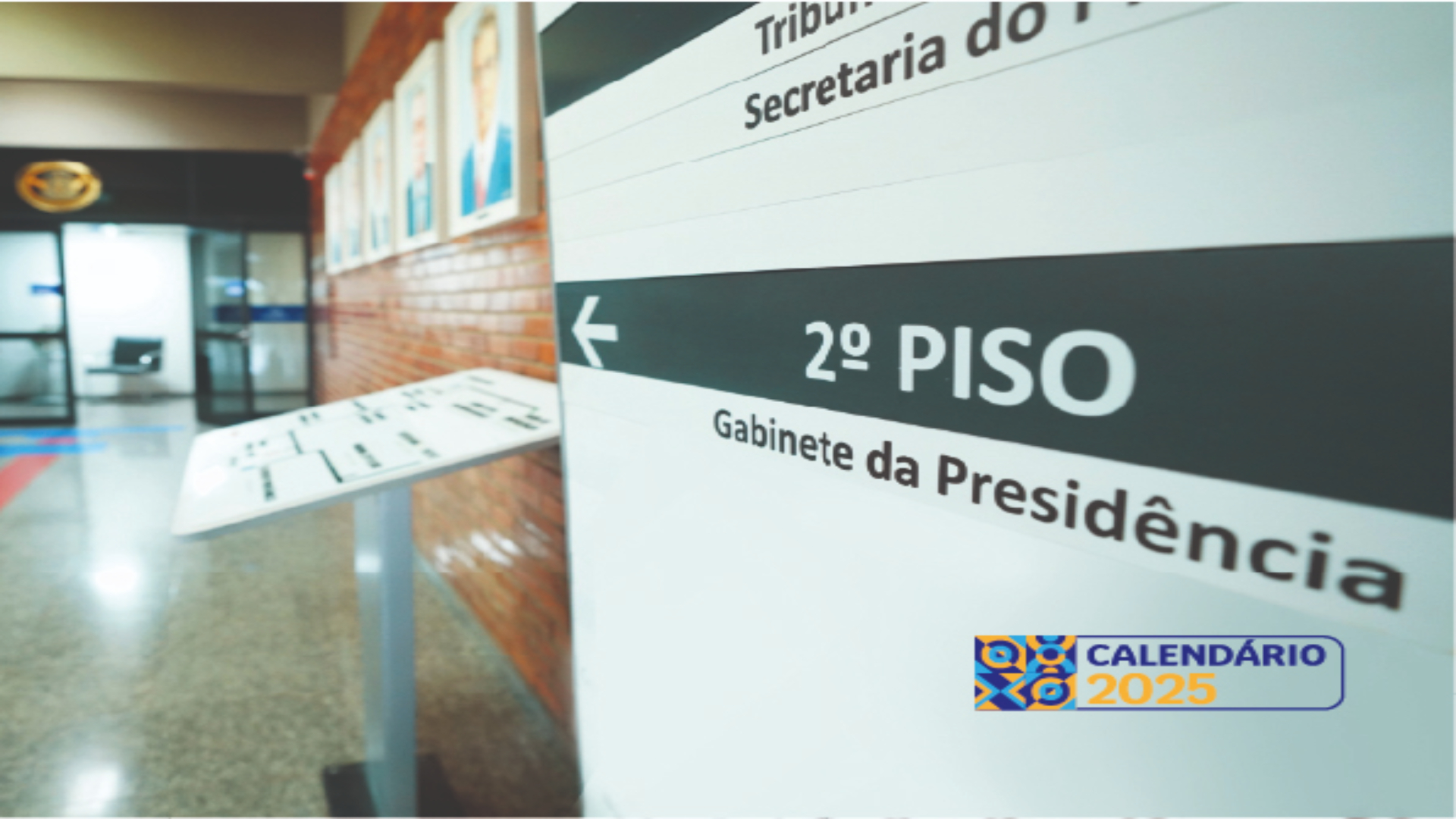 Imagem mostra a entrada da sala da presidência; painel traz as informações da localização