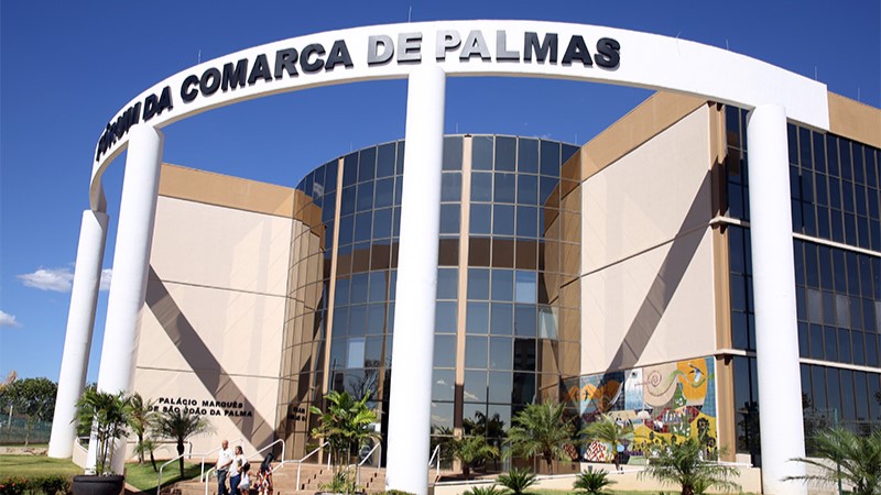 Na imagem aparece a fachada do prédio do Fórum da Comarca de Palmas.