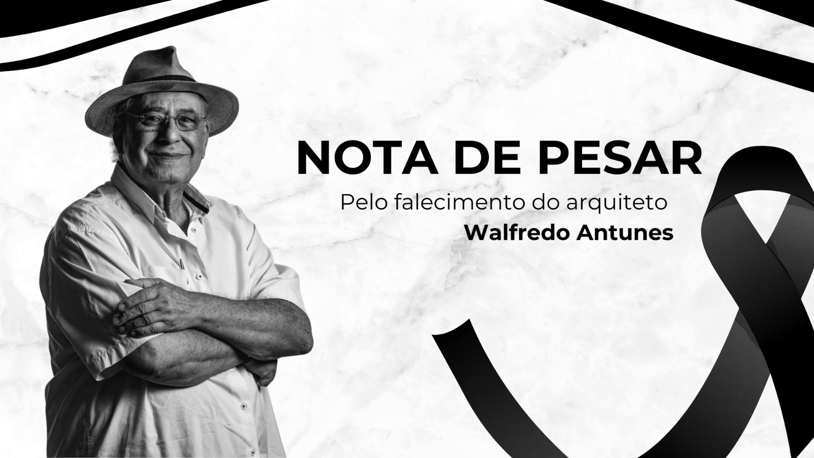 Imagem em preto e branco com informações de nota de pesar com foto de homem com braços cruzados, usando camisa clara, de mangas curtas, chapéu e óculos de grau