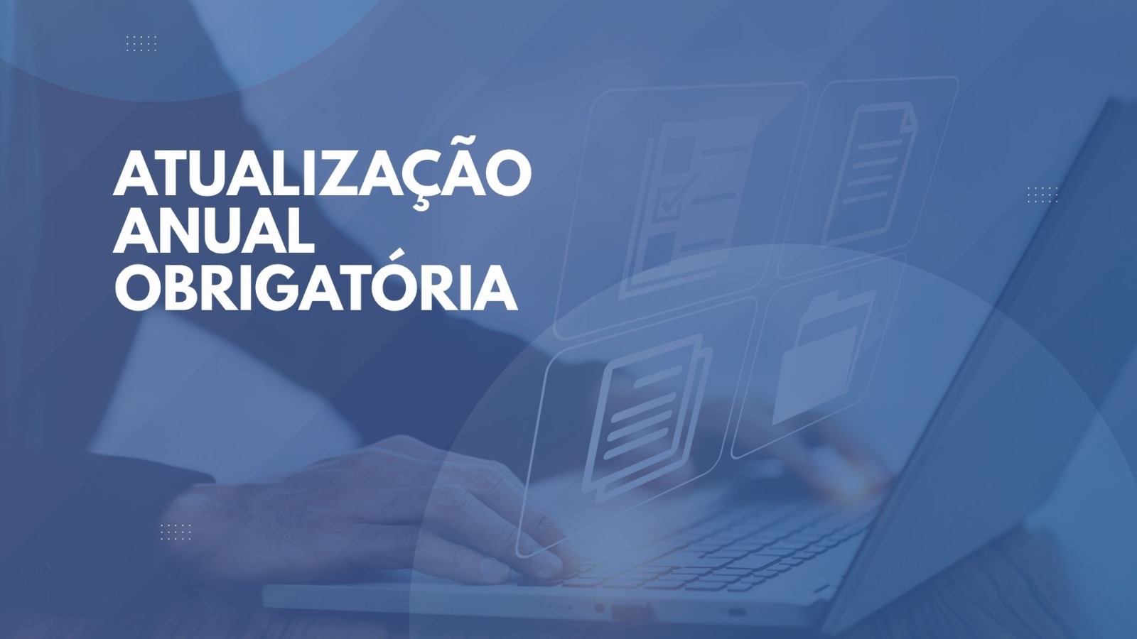 Card em tons de azul com fundo translúcido, onde é possível ver parcialmente uma pessoa digitando em um notebook. No lado esquerdo, em letras brancas e grandes, está escrito: “ATUALIZAÇÃO ANUAL OBRIGATÓRIA”.