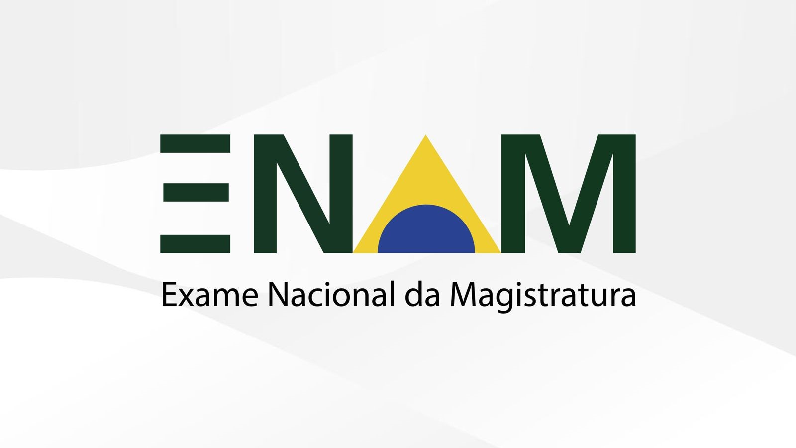 Arte com o logotipo do Enam, o Exame Nacional da Magistratura, ao centro, apresentado em um fundo branco com elementos gráficos em tons de amarelo, azul e verde escuro.