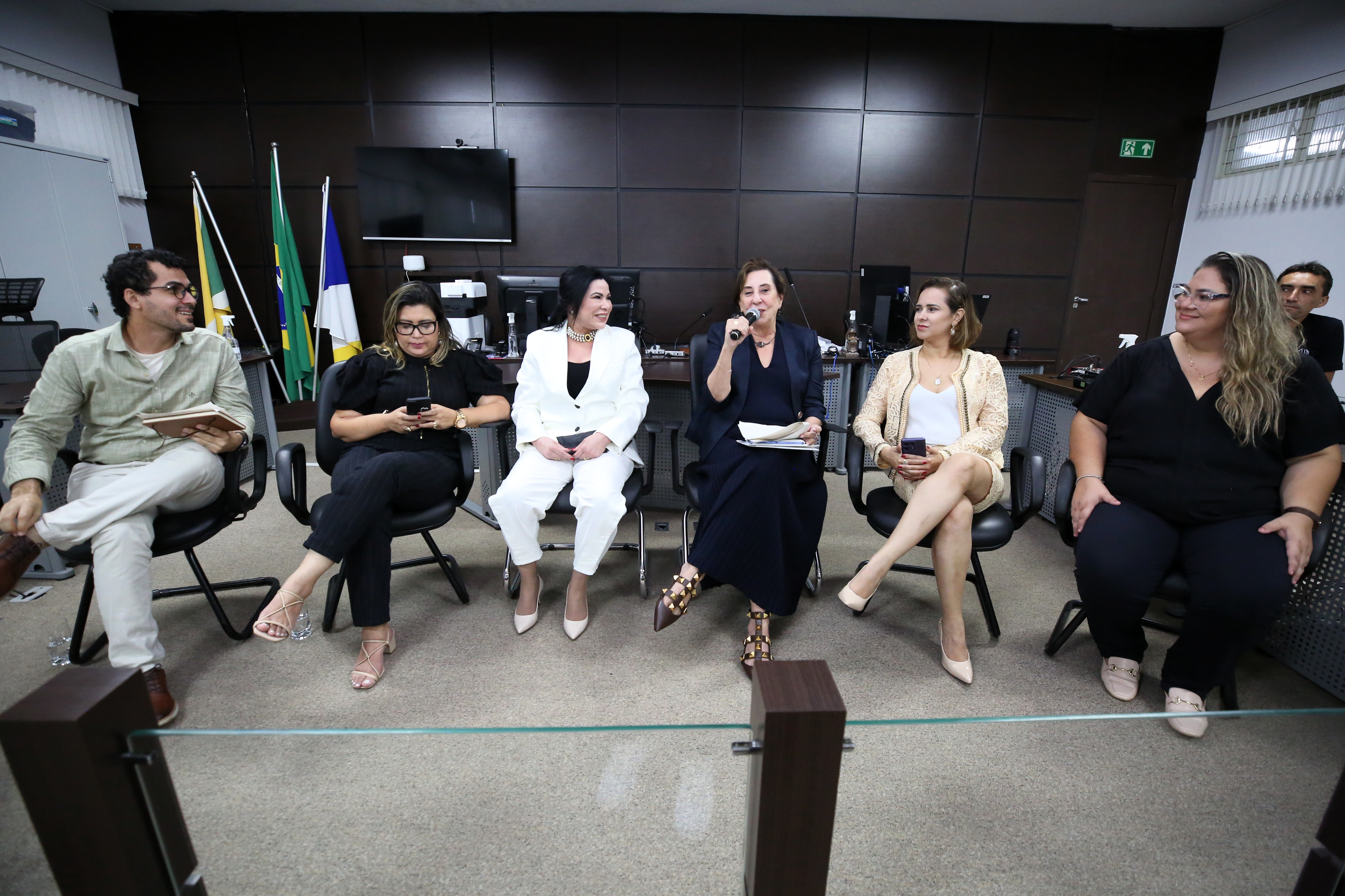 Imagem de um grupo de mulheres sentadas durante o evento