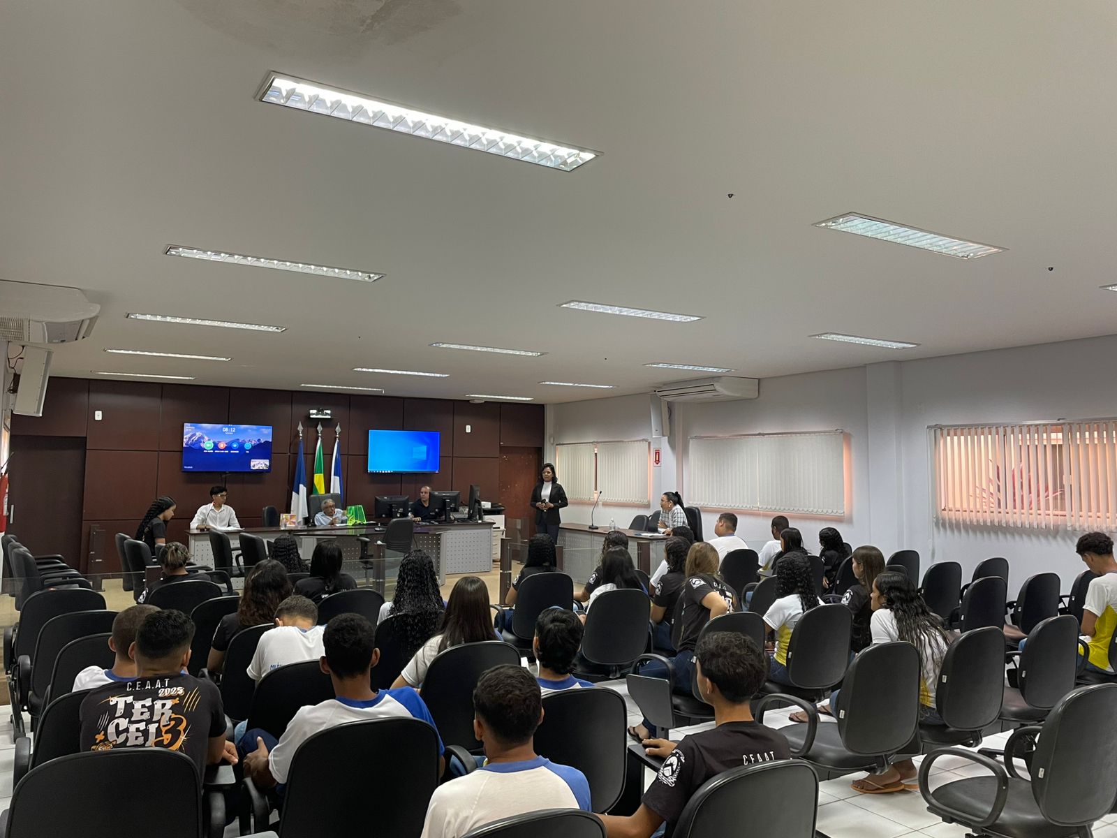 Salão do Júri da Comarca lotado de estudantes e servidores para o júri simulado