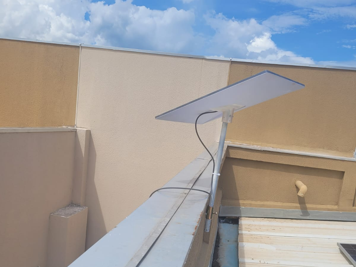 imagem de uma antena instalada no teto de um prédio