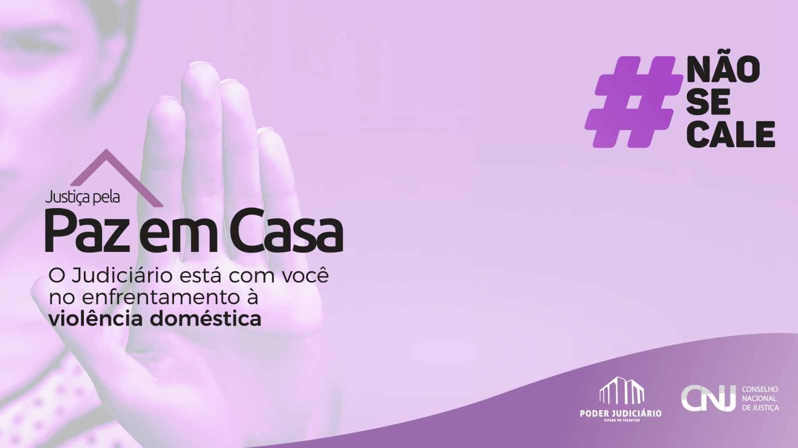 Banner da campanha de conscientização sobre violência doméstica, com foco na Semana Justiça Pela Paz em Casa. A arte tem o tom lilás claro e suave e destaca a mão espalmada, dando a impressão de um gesto de proteção e força. O texto "Paz em Casa" e as frases de apoio estão em destaque no centro, enfatizando a mensagem central. O fundo, sem outros elementos visuais além da cor e alguns logos institucionais, concentra toda a atenção no conteúdo textual.
