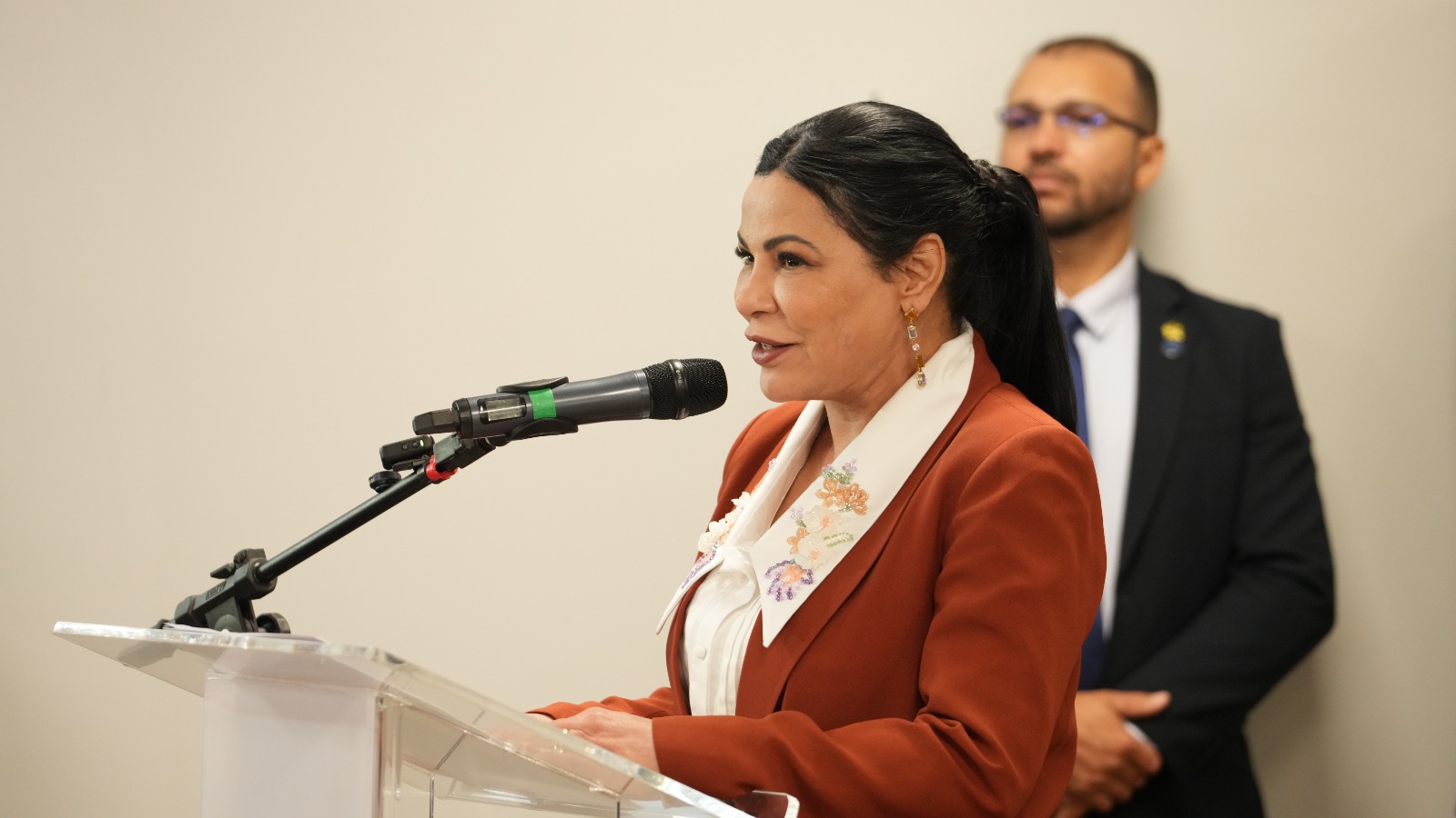 Juíza Edilene fala ao microfone