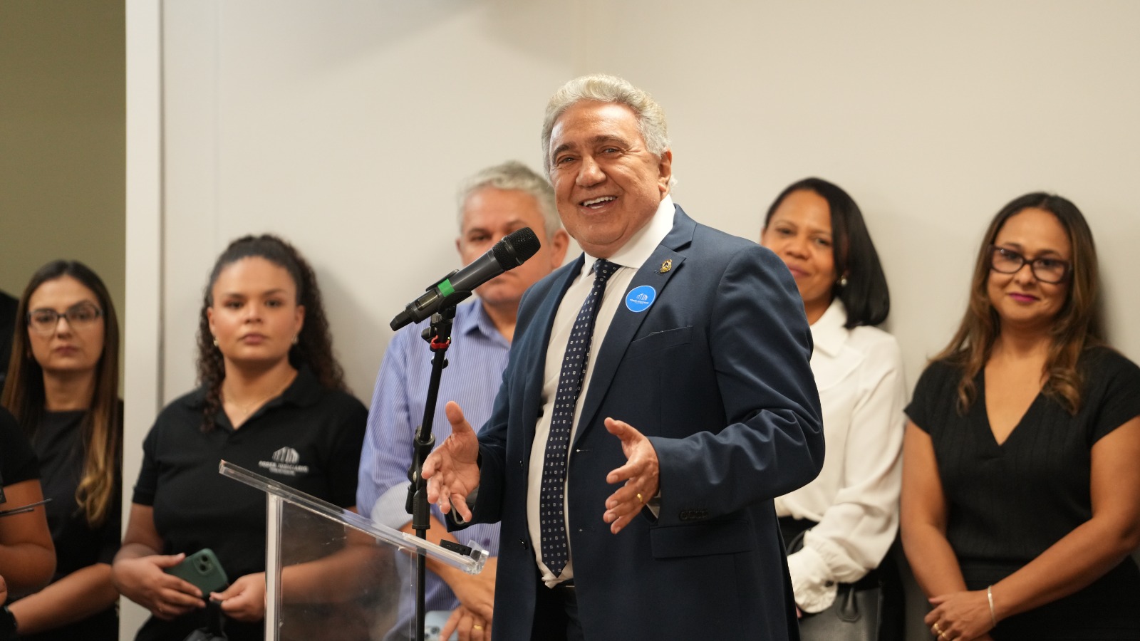 Governador em exercício Laurez Moreira fala ao microfone durante o evento