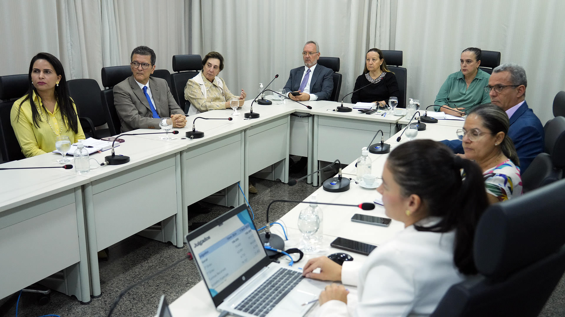  A imagem registra um grupo de pessoas reunidas em torno de uma mesa retangular durante a 2ª Reunião de Análise da Estratégia (RAE) do biênio 2025/2027 do Tribunal de Justiça do Tocantins, com participantes atentos às discussões e alinhamentos estratégicos da instituição.