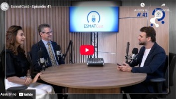 A imgem mostra o episódio 41 do EsmalCast. Três pessoas estão sentadas em frente a um microfone, em formato de mesa-redonda, debatendo sobre os impactos da adultização precoce na infância.