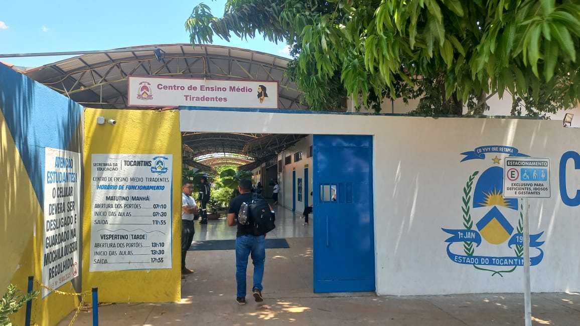  A imagem mostra a entrada do Centro de Ensino Médio Tiradentes, em Palmas, onde candidatos chegam para realizar a prova do 2º Exame Nacional dos Cartórios (Enac).