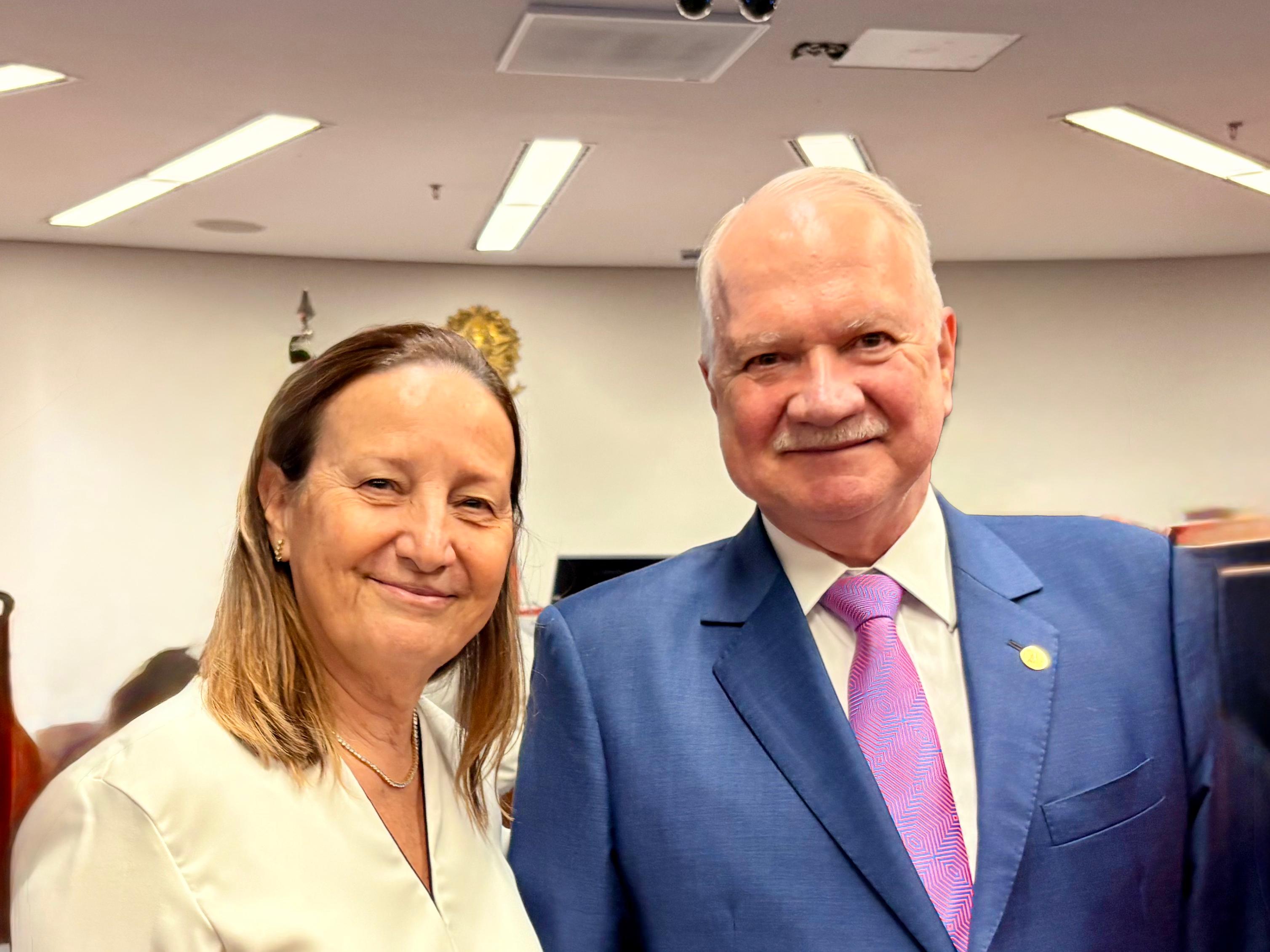 A foto mostra o ministro Edson Fachin e a presidente do TJTO, desembargadora Maysa Vendramini Rosal, lado a lado. Ambos olham para a câmera e sorriem.