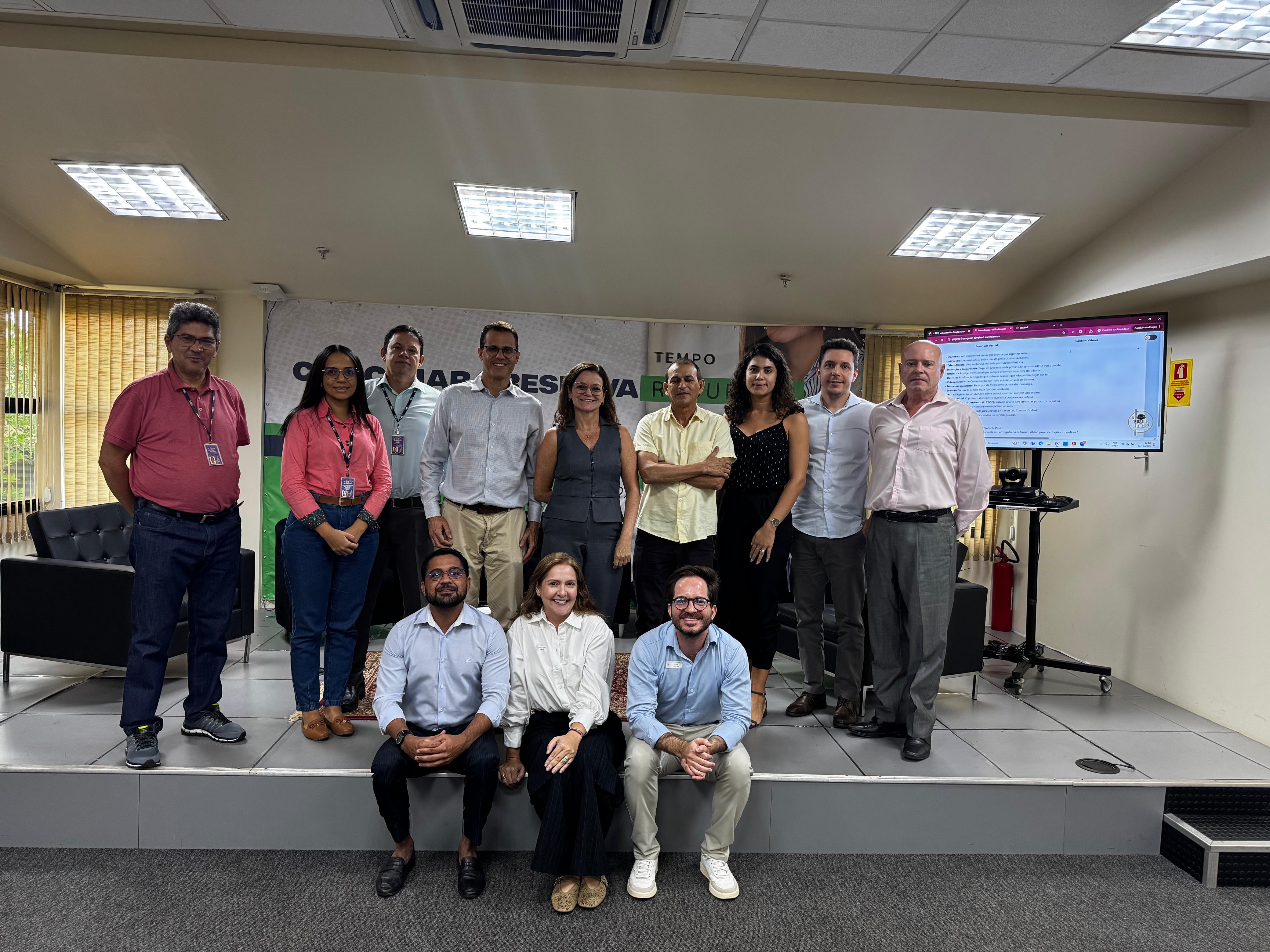 Na foto, um grupo de profissionais posa sorridente no auditório do Fórum Trabalhista de Palmas, após a oficina sobre Linguagem Simples promovida pelo Inovassol