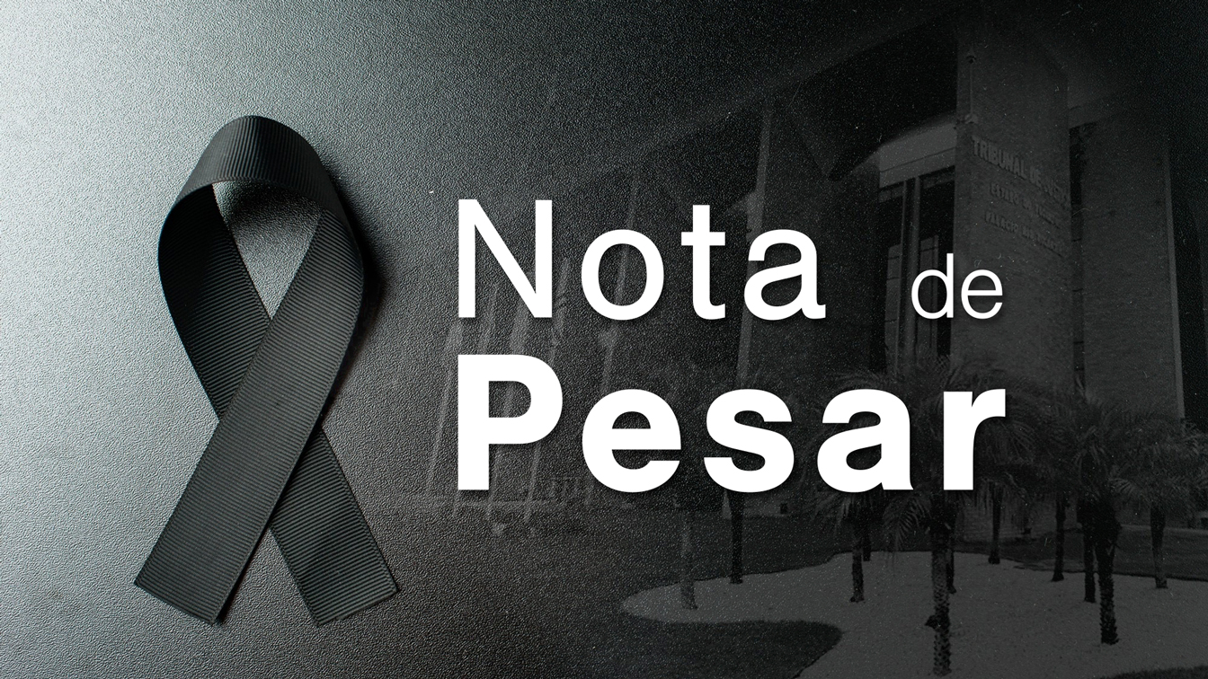 Imagem em tom predominantemente cinza e preto. À esquerda, há um laço preto de luto, símbolo tradicional de pesar. À direita, em letras grandes e brancas, está escrito “Nota de Pesar”. Ao fundo, levemente visível e em transparência, aparece a fachada do prédio do Tribunal de Justiça do Tocantins. A composição transmite sobriedade e respeito.