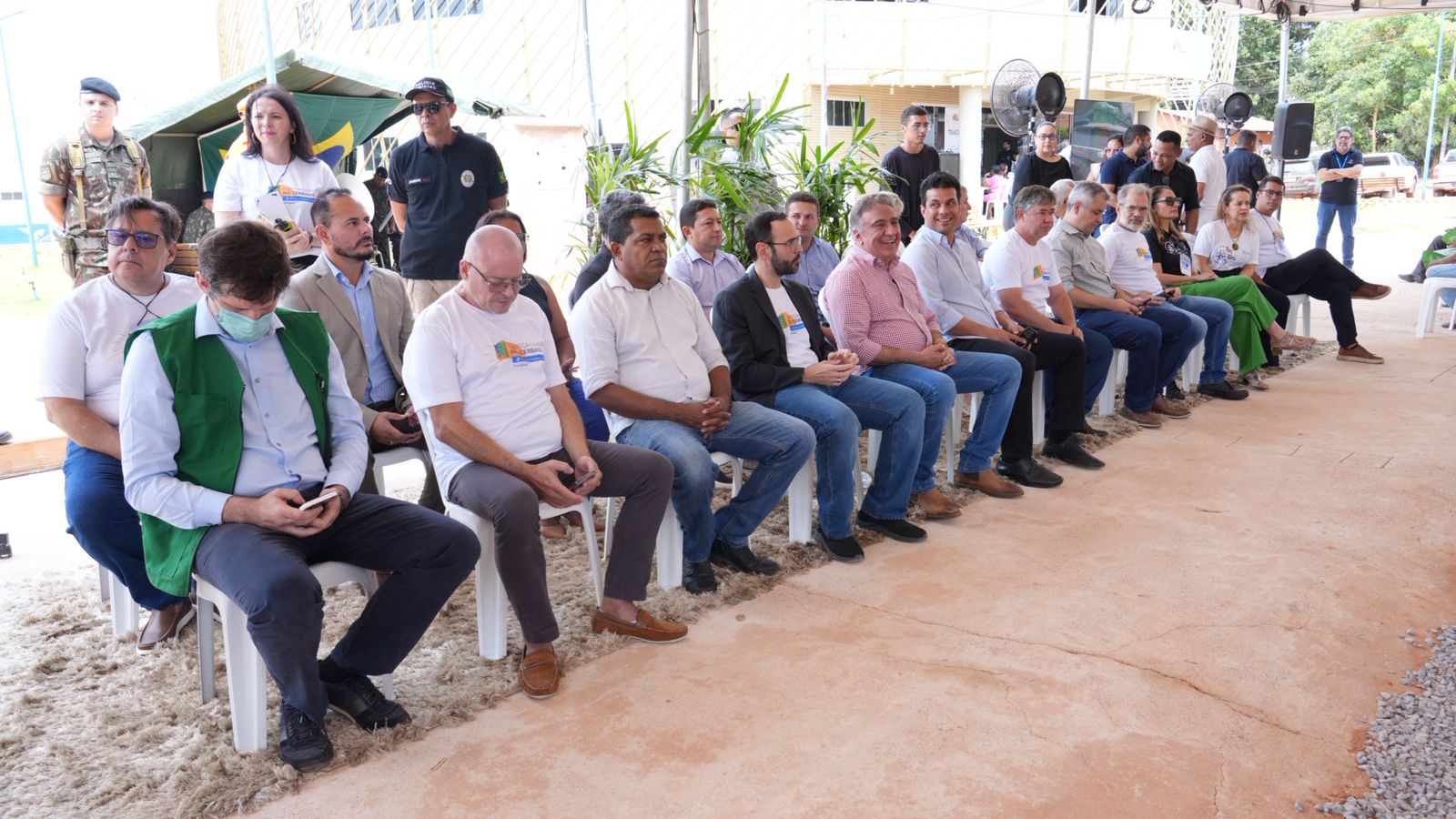 A imagem mostra diversas autoridades sentadas, durante a solenidade de abertura do projeto Justiça Cidadã no Cerrado.