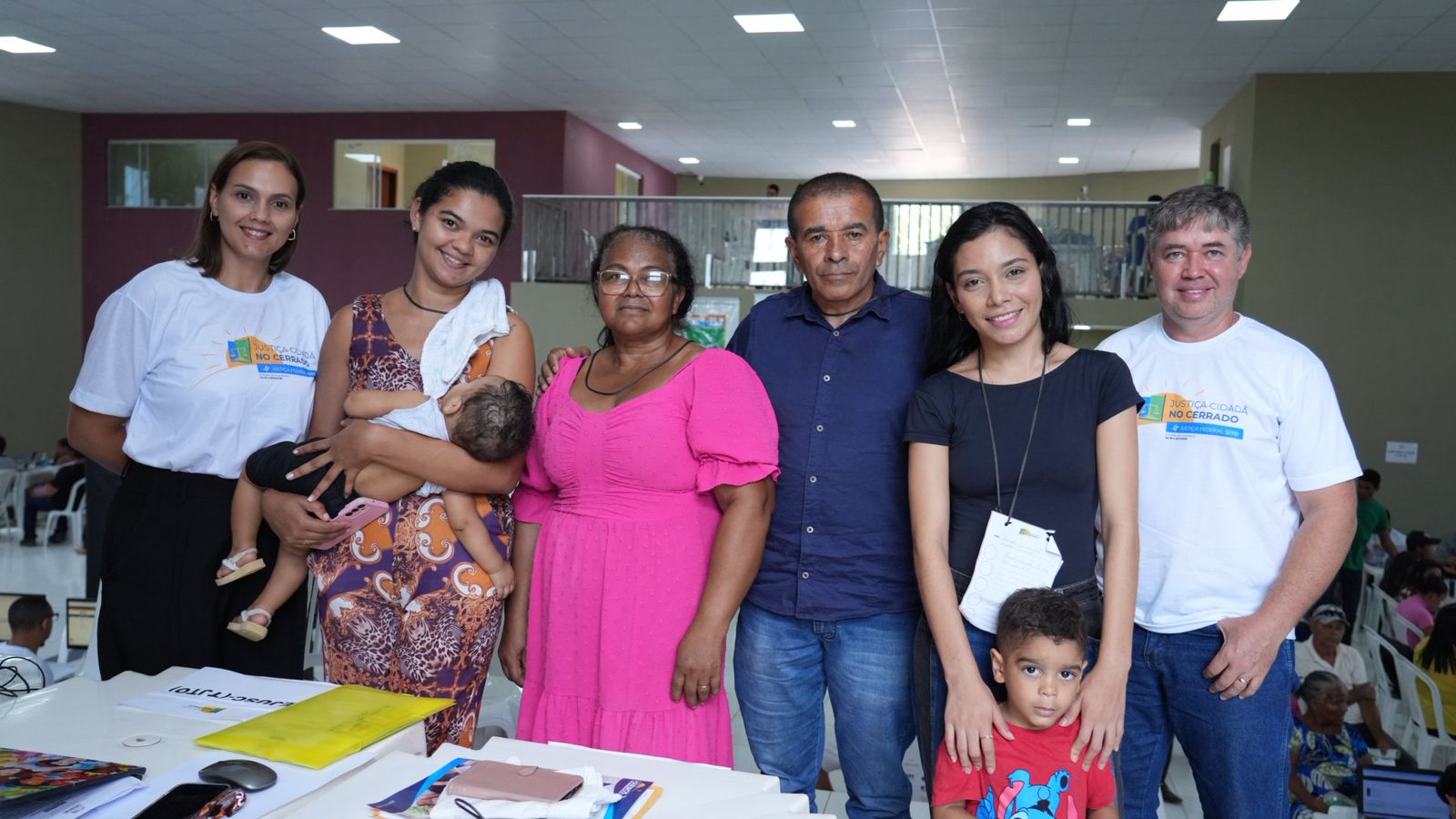 A imagem mostra o juiz William Trigilio da Silva, da Comarca de Ponte Alta do Tocantins, durante uma medida de conciliação de reconhecimento de paternidade realizada pelo TJTO no Jalapão.