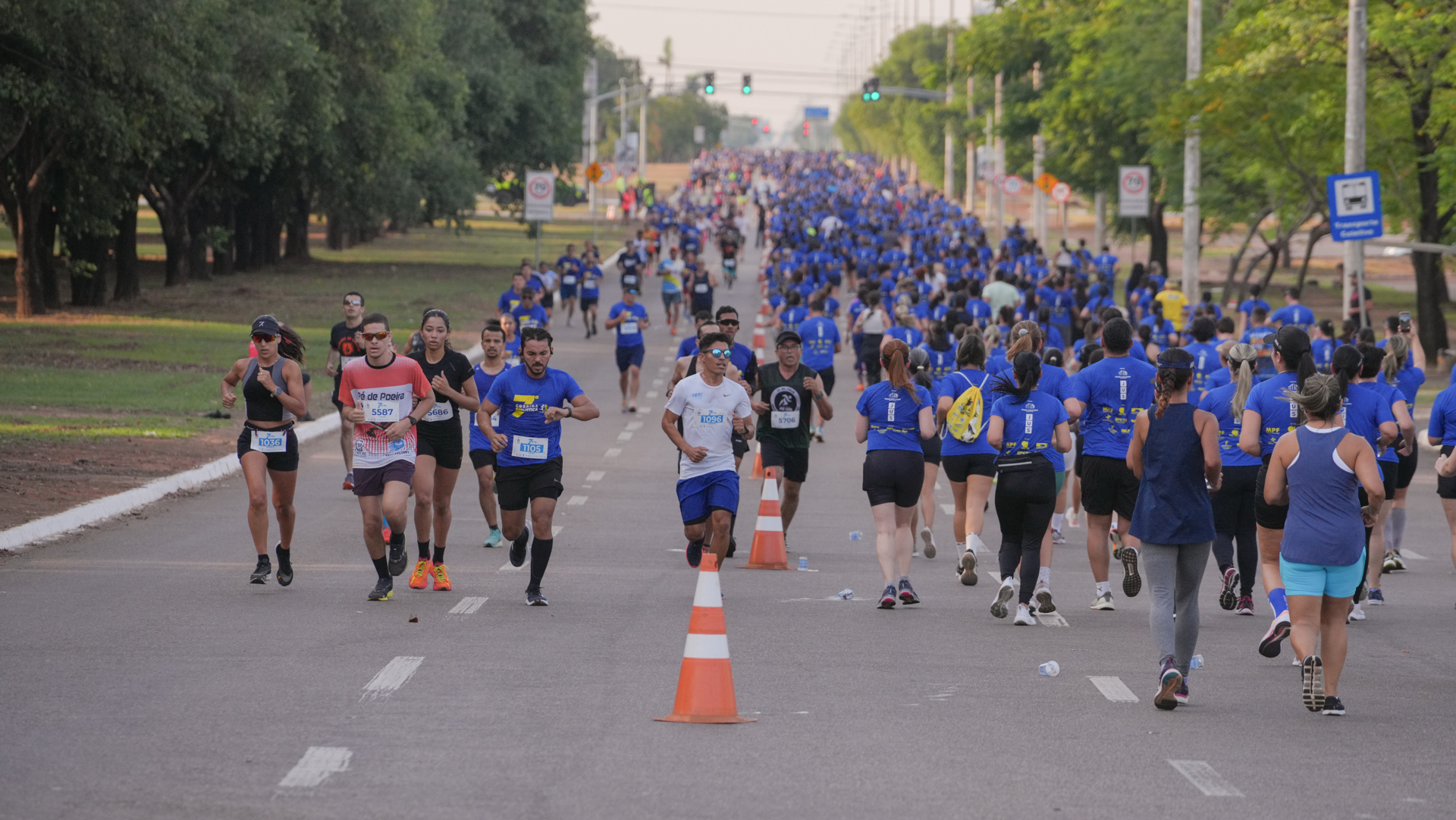 Foto aberta de vários corredores na avenida