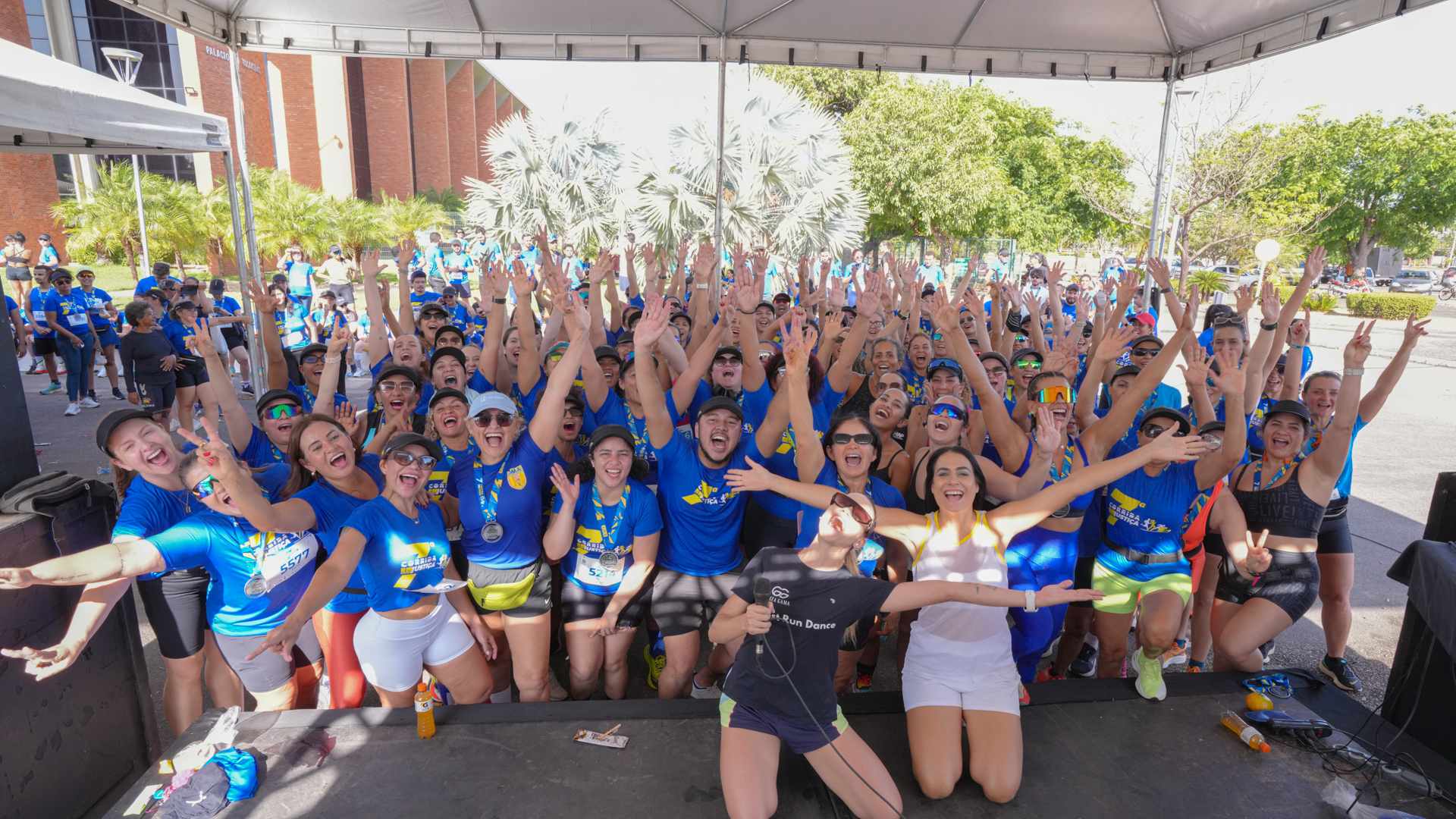 Vários participantes posam sanimados para a foto