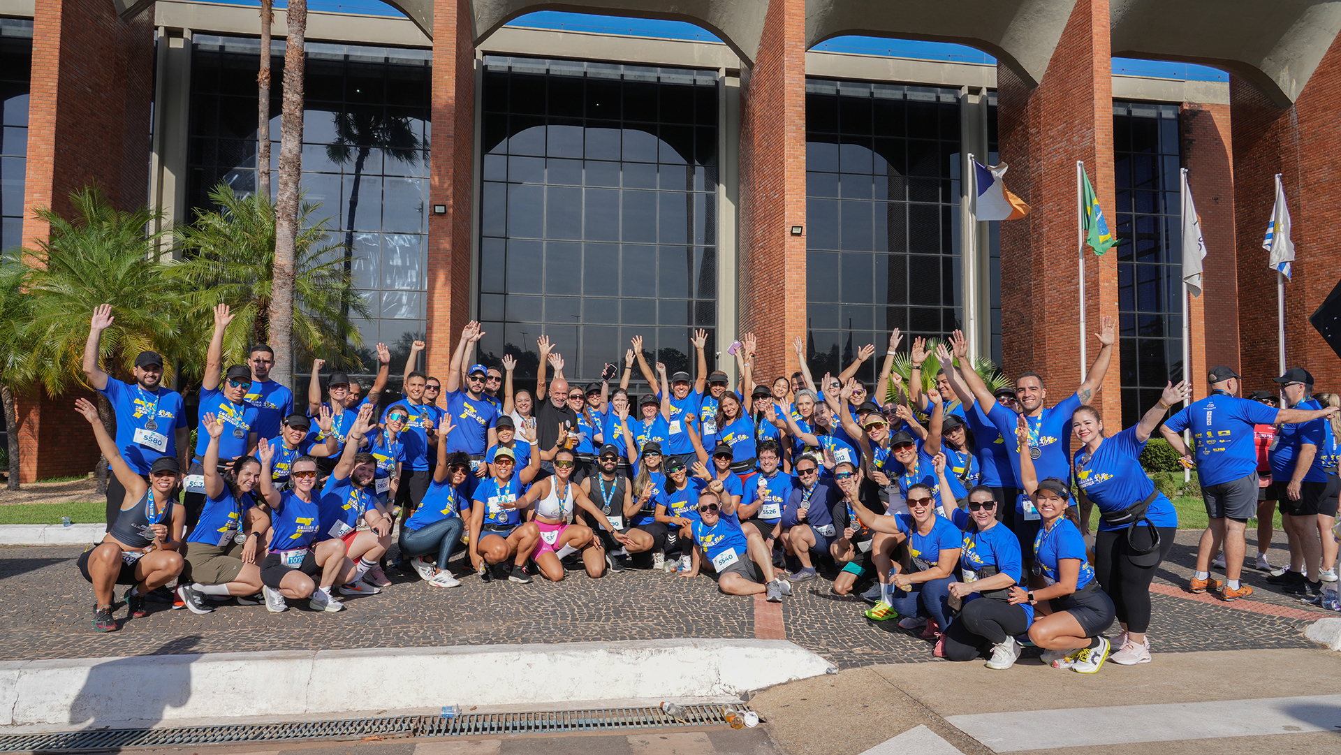 Vários servidores participantes da corrida posam para foto em frente ao pédio do TJTO