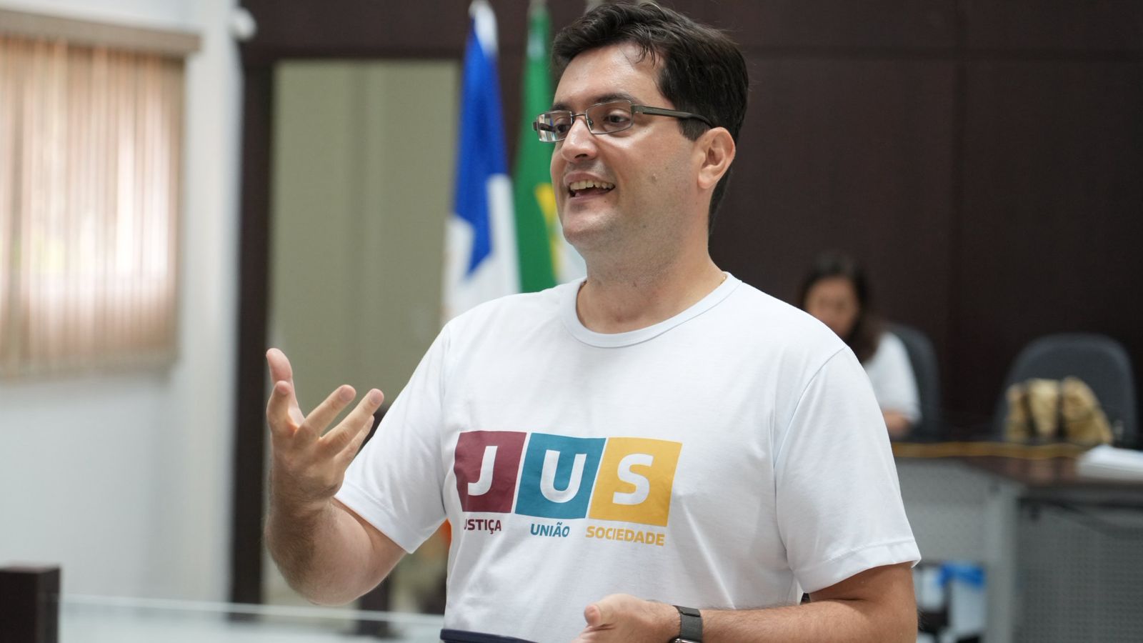 A imagem mostra a coordenadora da Coges/TJTO gesticulando enquanto conversa com servidores da Comarca de Novo Acordo durante o projeto “JUS em Ação”.