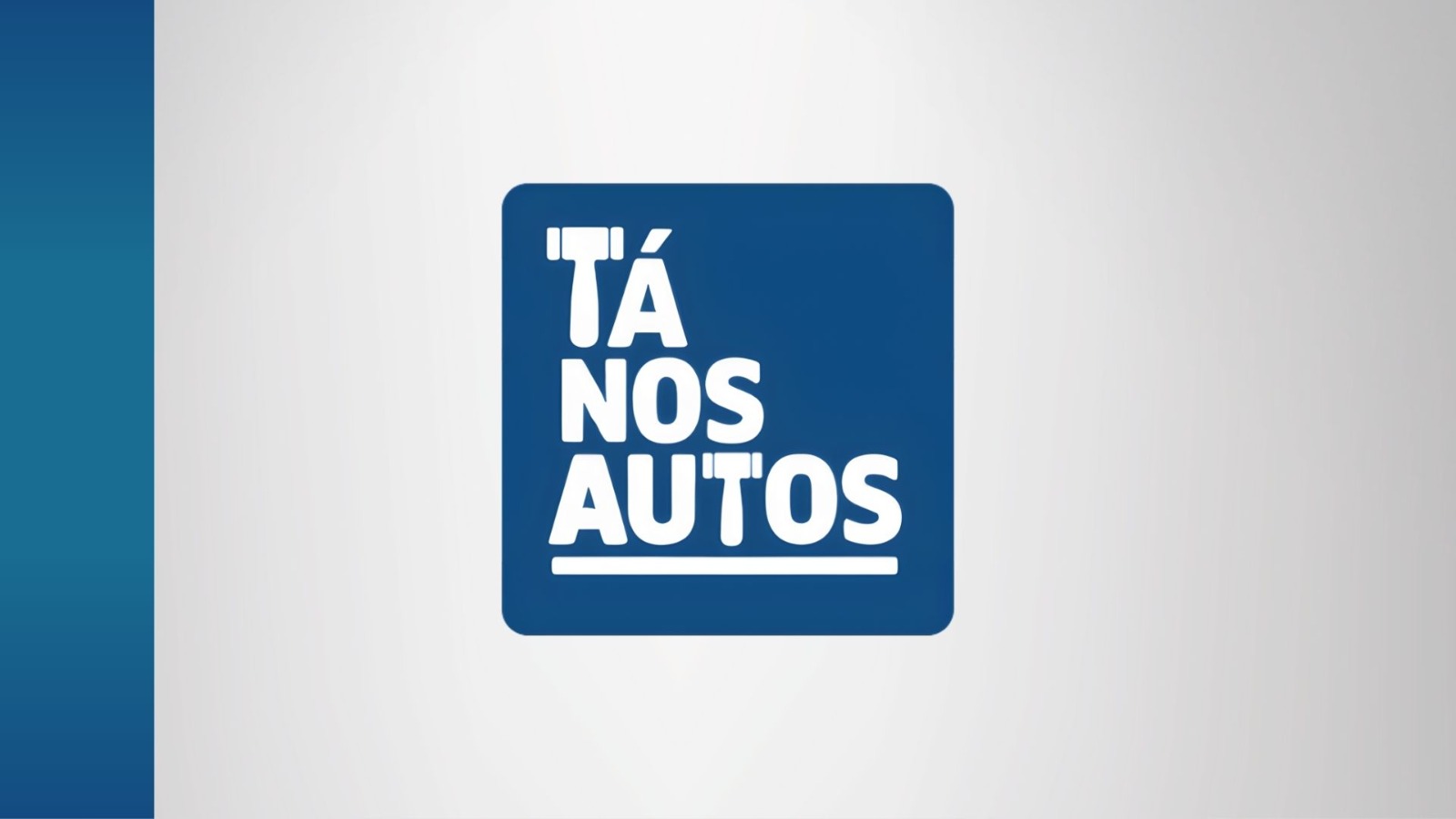 O card mostra o logotipo do programa “Tá nos Autos”. No centro, há um quadrado azul com cantos arredondados. Dentro dele, em letras brancas grandes, está escrito “TÁ NOS AUTOS”. A letra “T” da palavra “TÁ” tem o formato de um martelo do Judiciário, reforçando a identidade visual da Justiça. O fundo é claro, em tom degradê suave do cinza ao branco.