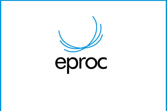 A imagem mostra o logotipo do sistema eproc em fundo branco. Acima do nome “eproc”, aparecem quatro linhas curvas na cor azul, formando um desenho estilizado em formato de arco. O conjunto está centralizado e sem outros elementos visuais ao redor.