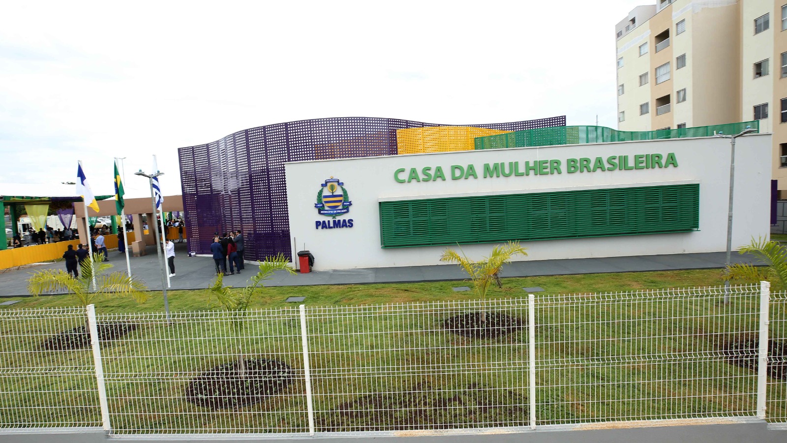 Na imagem aparece um prédio colorido e nele está escrito casa da mulher brasileira