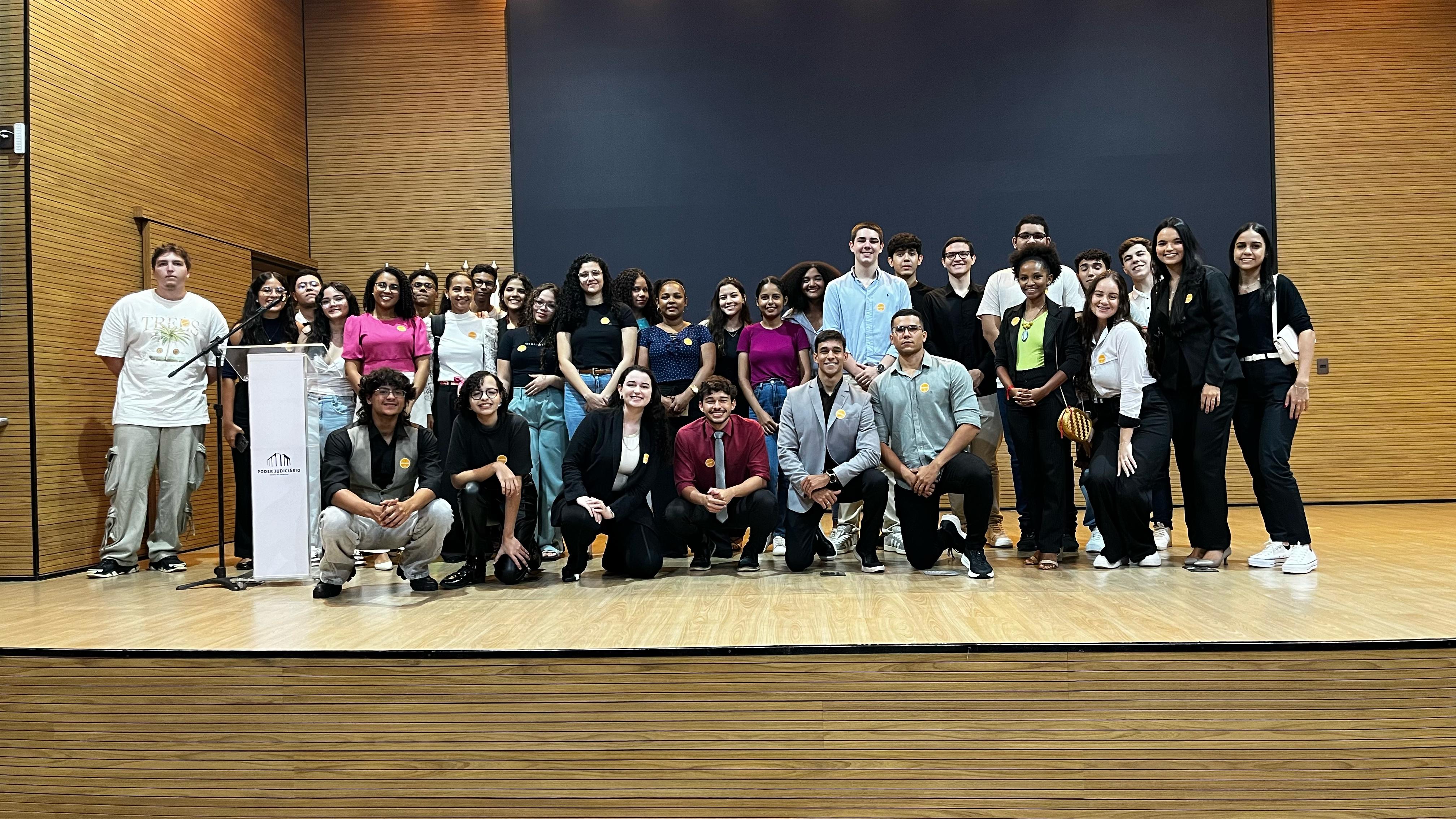 Calouros do curso de Direito da UFT em cima do palco do auditório do TJTO