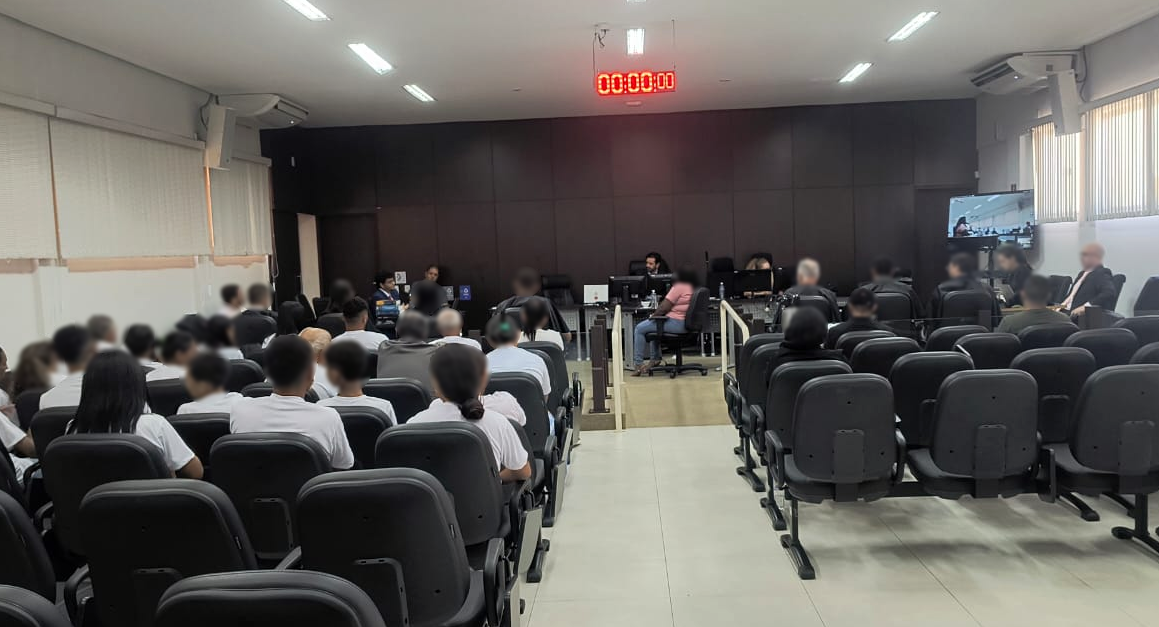População, juiz, jurados, promotoria e defesa sentados no salao do júri de Colinas do Tocantins